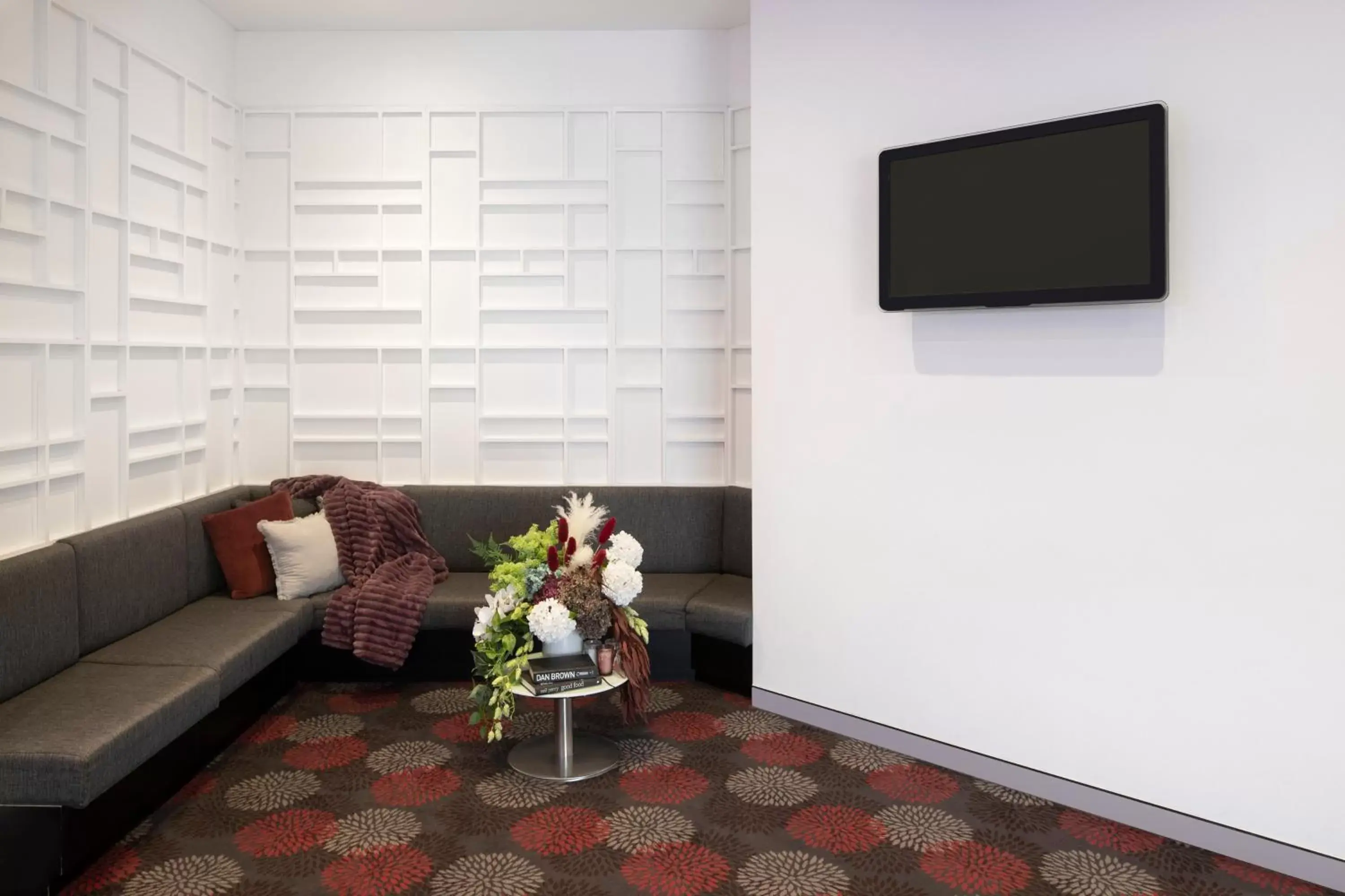 Lobby or reception, TV/Entertainment Center in Mercure Sydney Bankstown