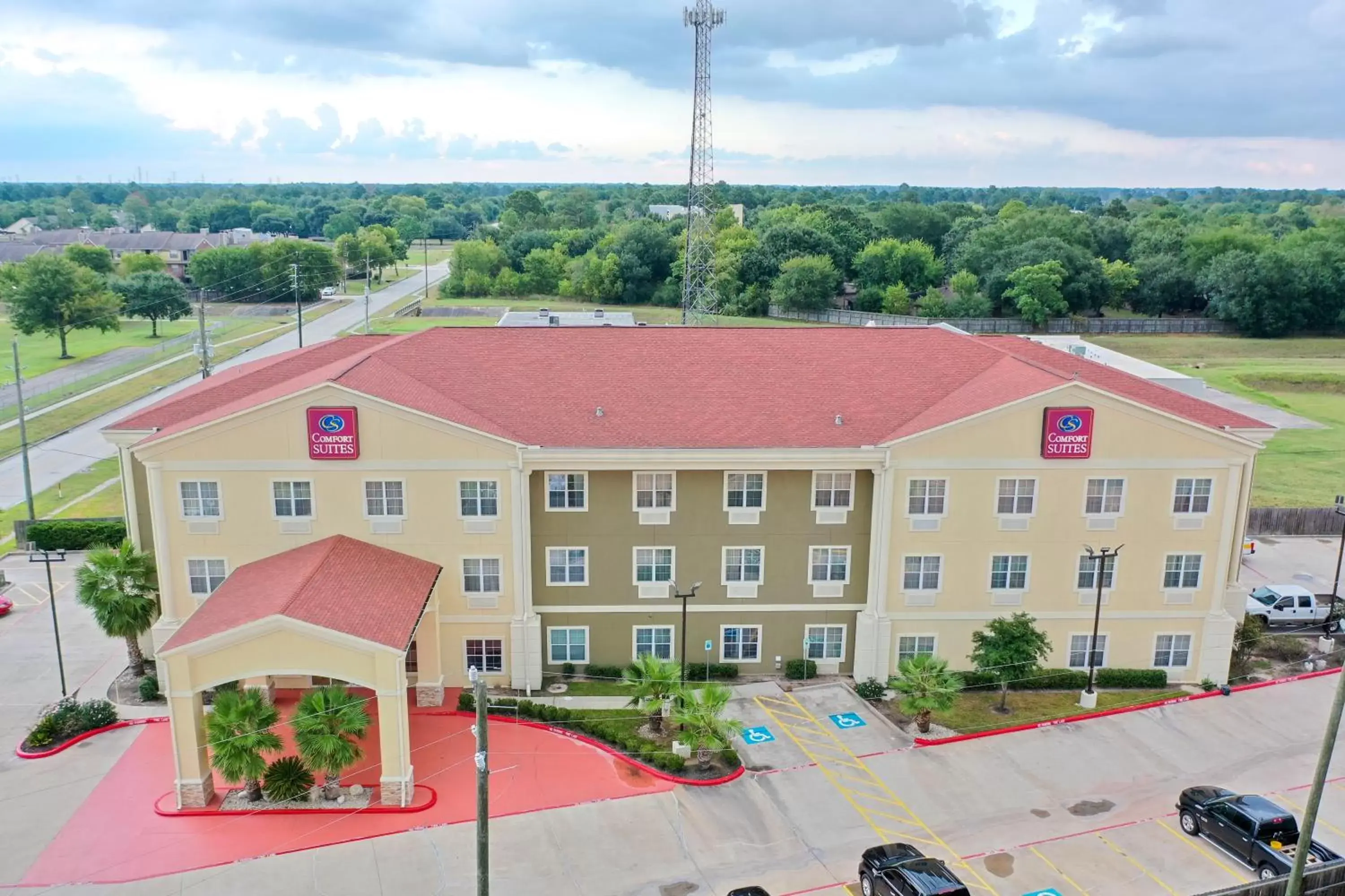 Property building in Comfort Suites Tomball Medical Center Property building in Comfort Suites Tomball Medical Center