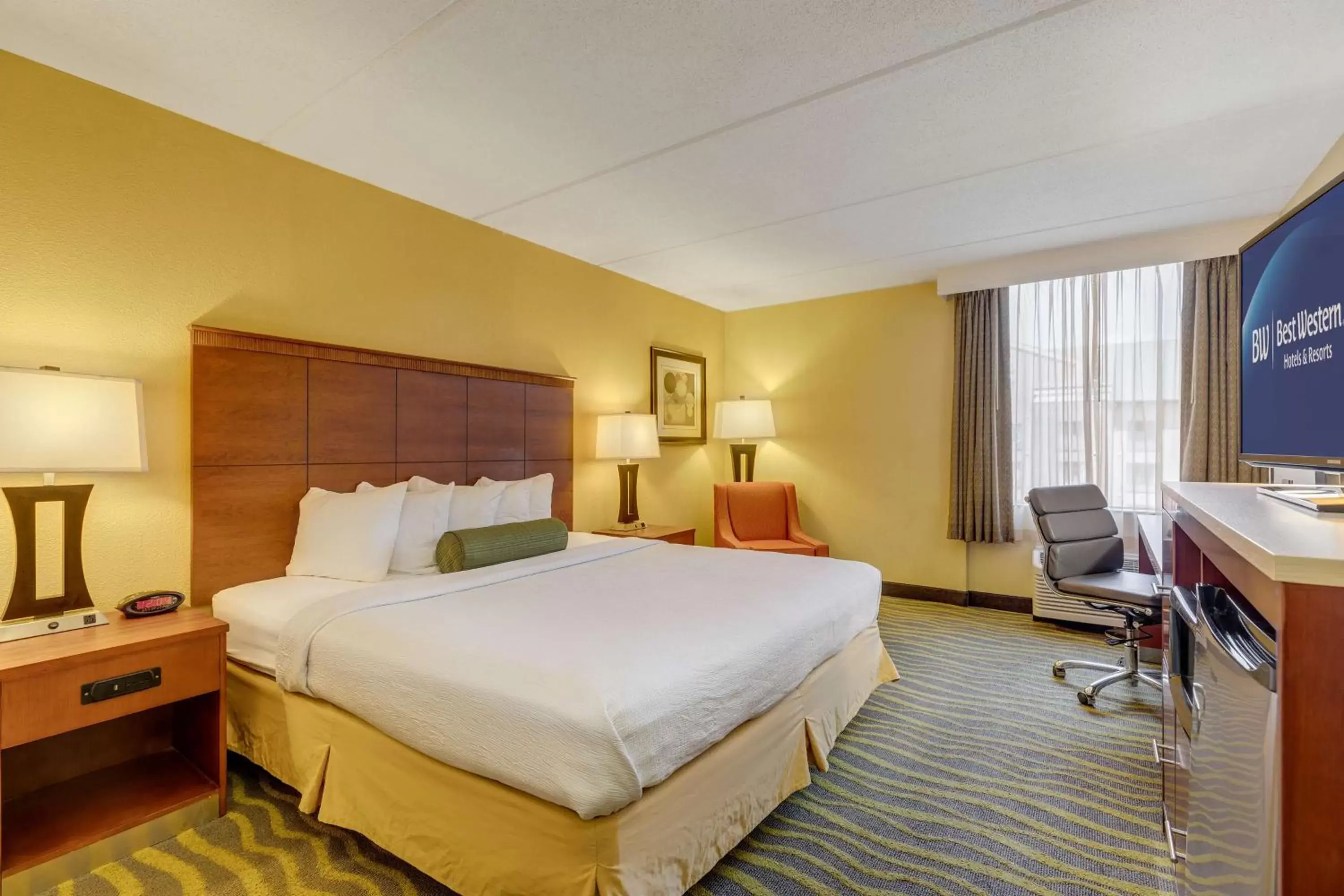 Photo of the whole room, Bed in Best Western Plus Charlotte Matthews Hotel