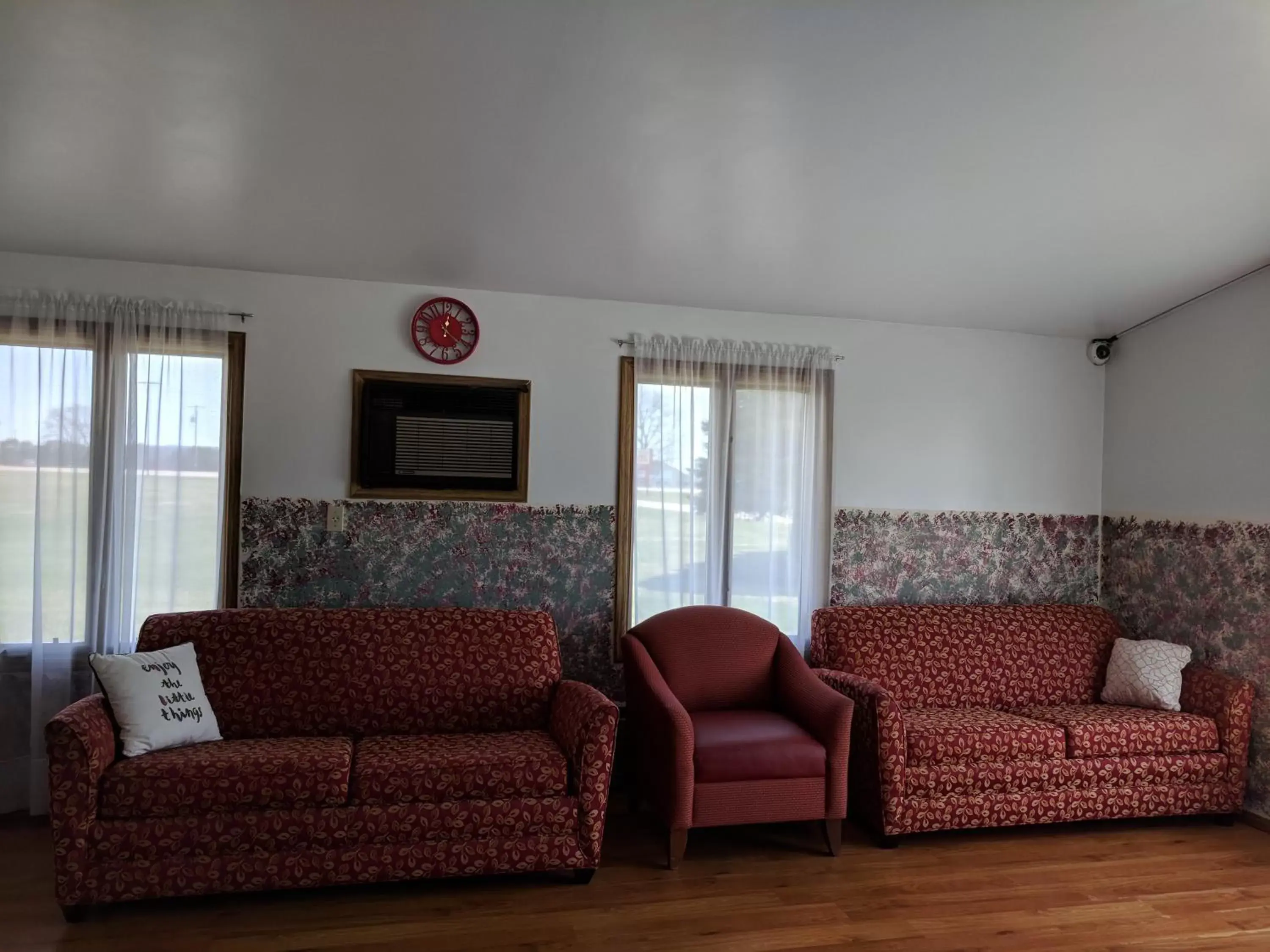 Lobby or reception, Seating Area in Skyview Motel - Prairie du Sac