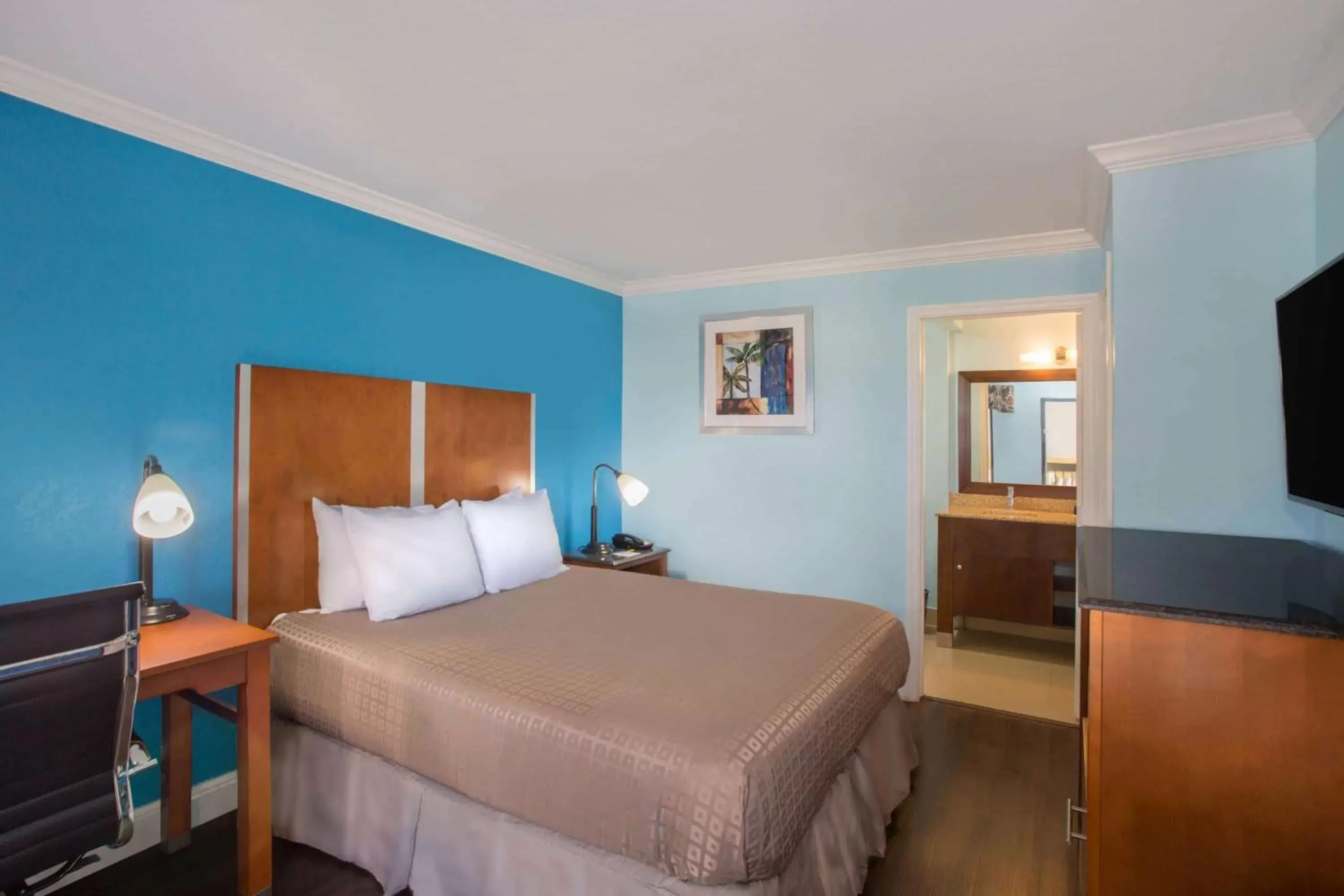 Bedroom, Bed in Days Inn by Wyndham Florida City