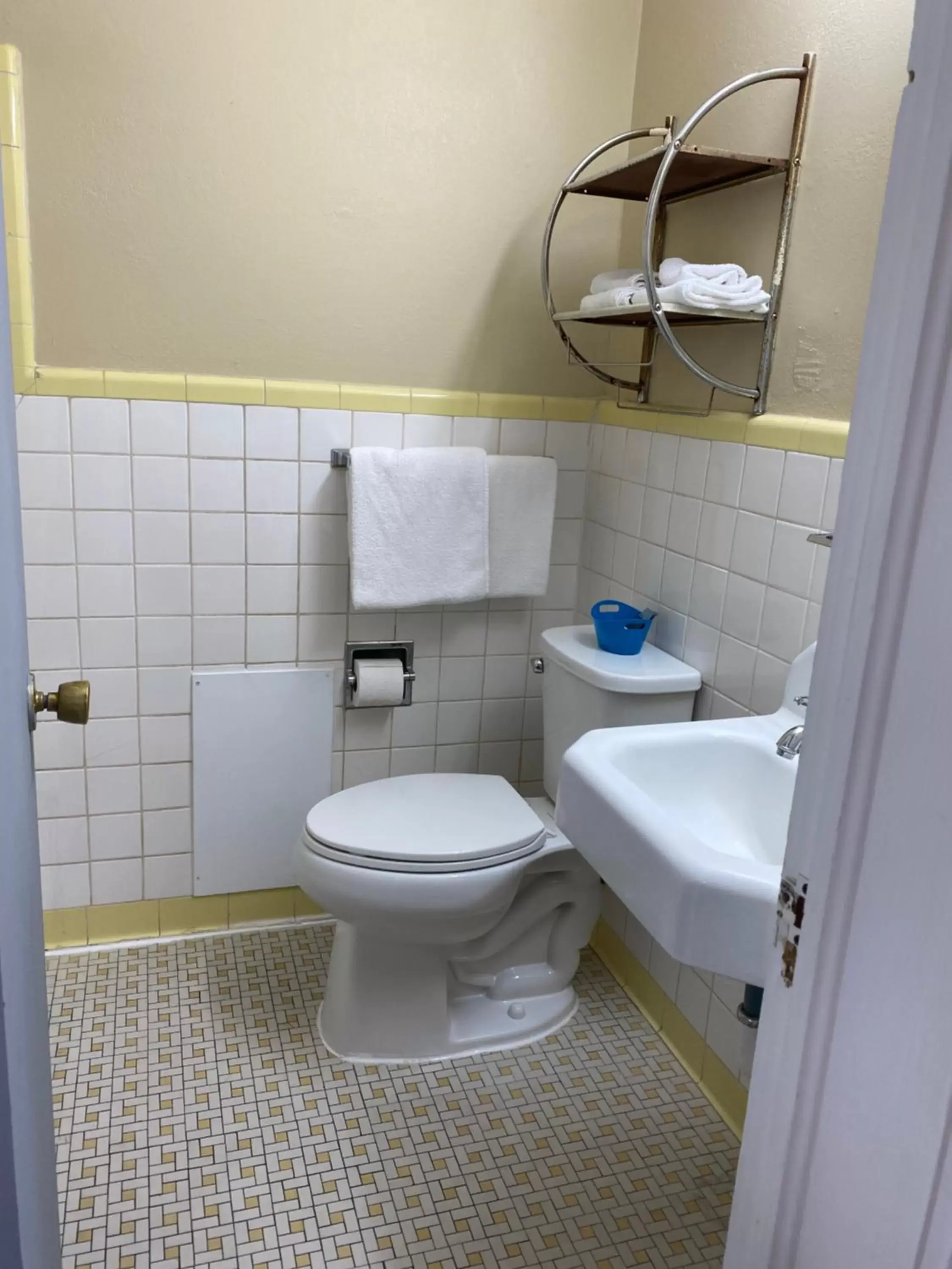 Bathroom in Savannah Motel