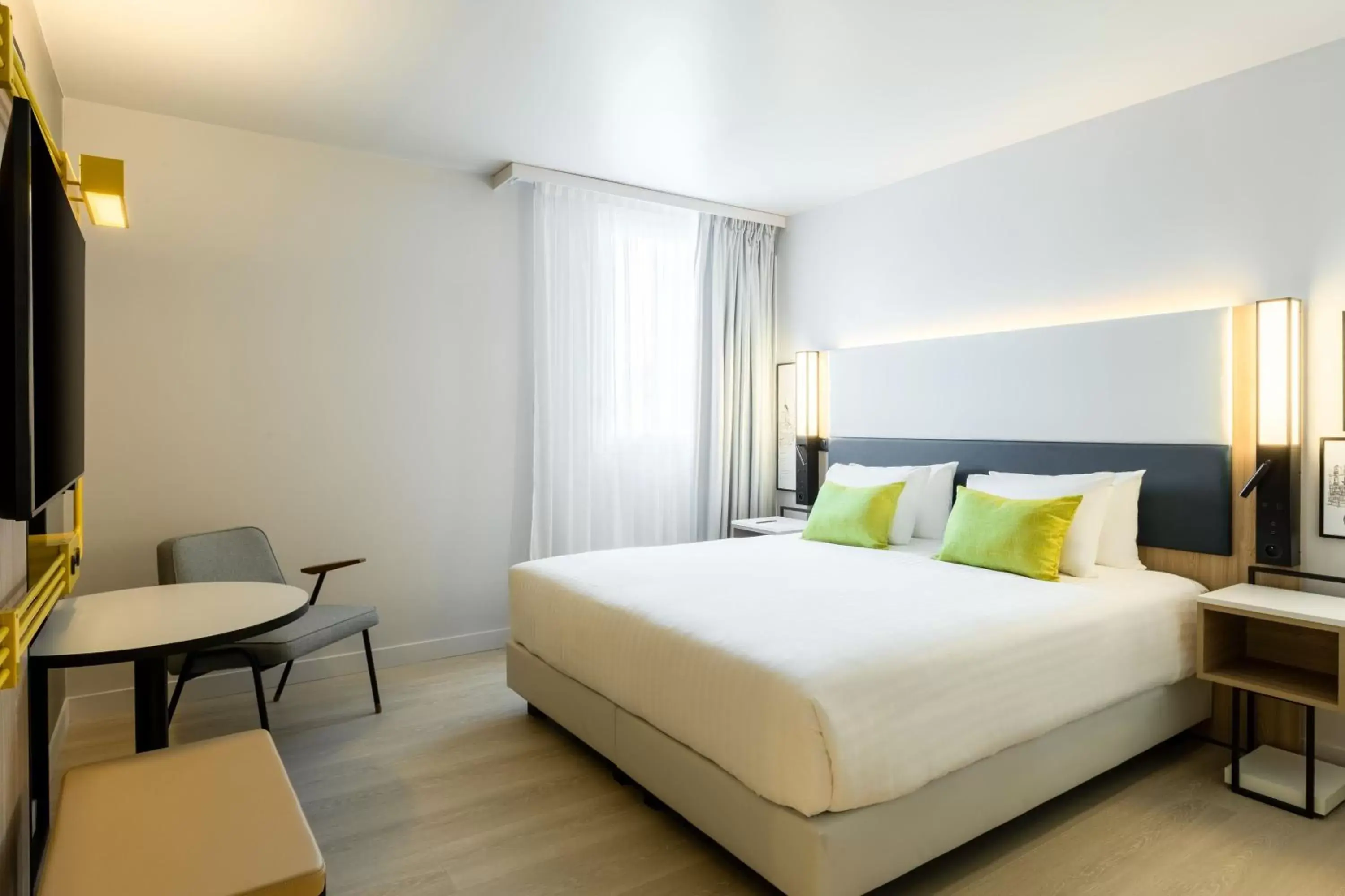 Photo of the whole room, Bed in Courtyard by Marriott Paris Creteil
