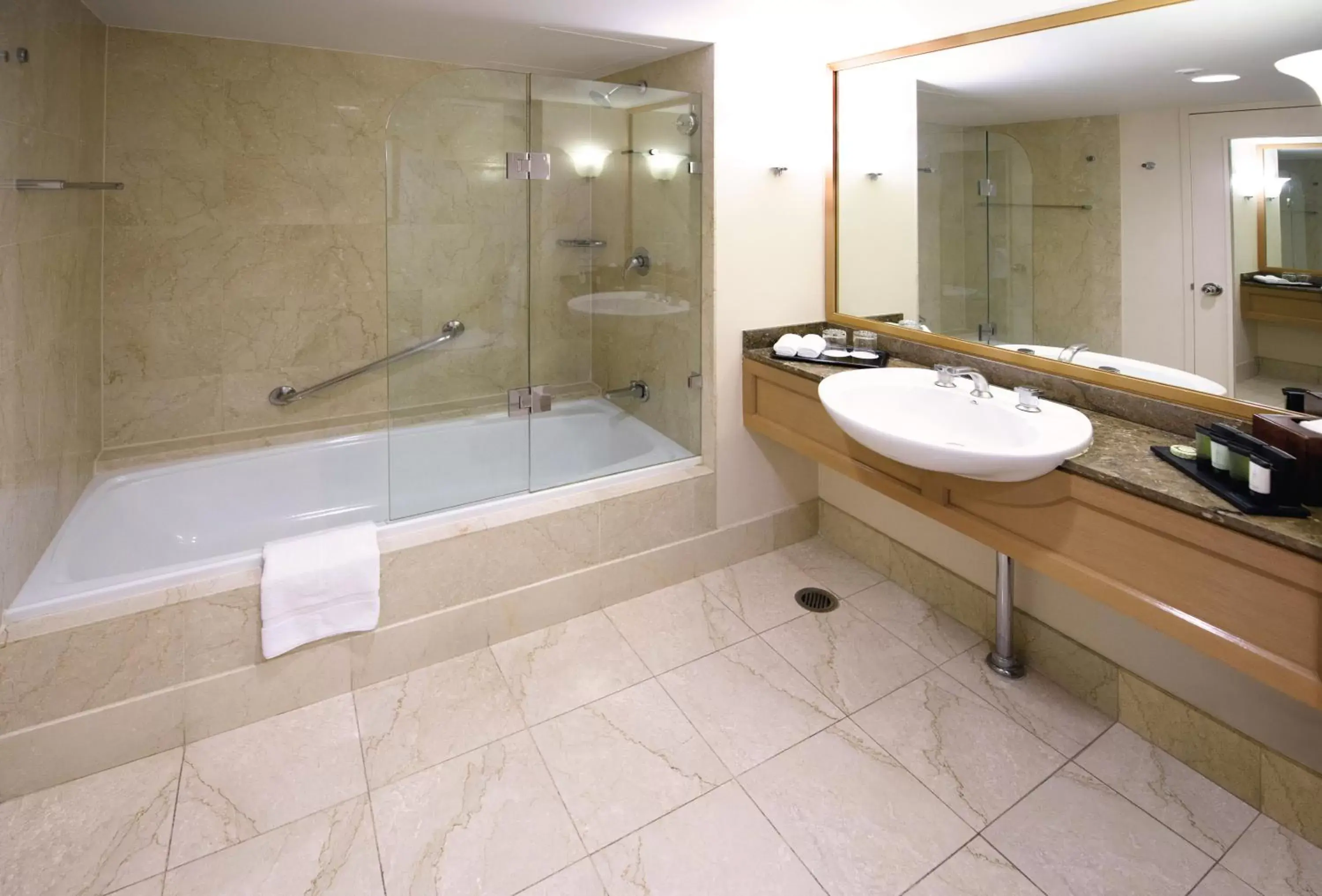 Bathroom in Stamford Plaza Sydney Airport Hotel & Conference Centre