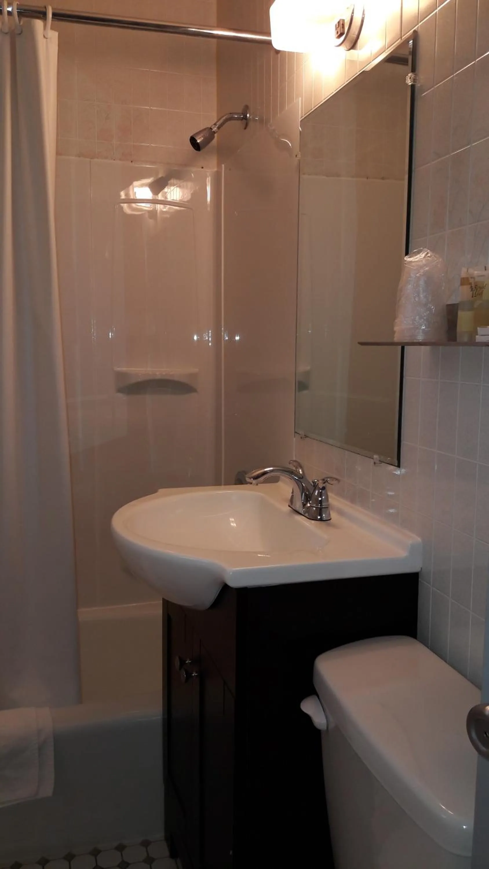 Day in Pinebrook Motel