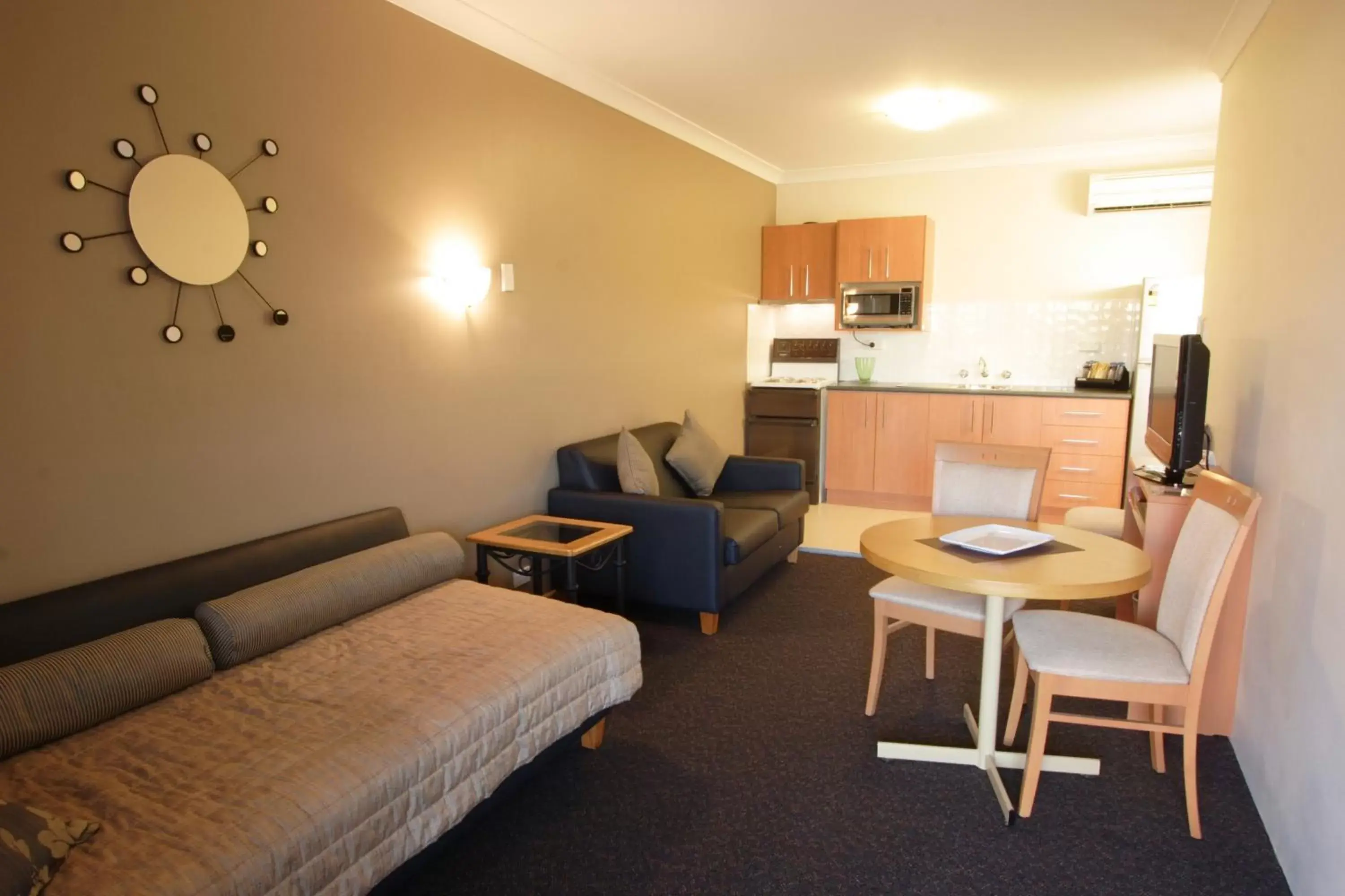 Kitchen or kitchenette, Seating Area in Narellan Motor Inn