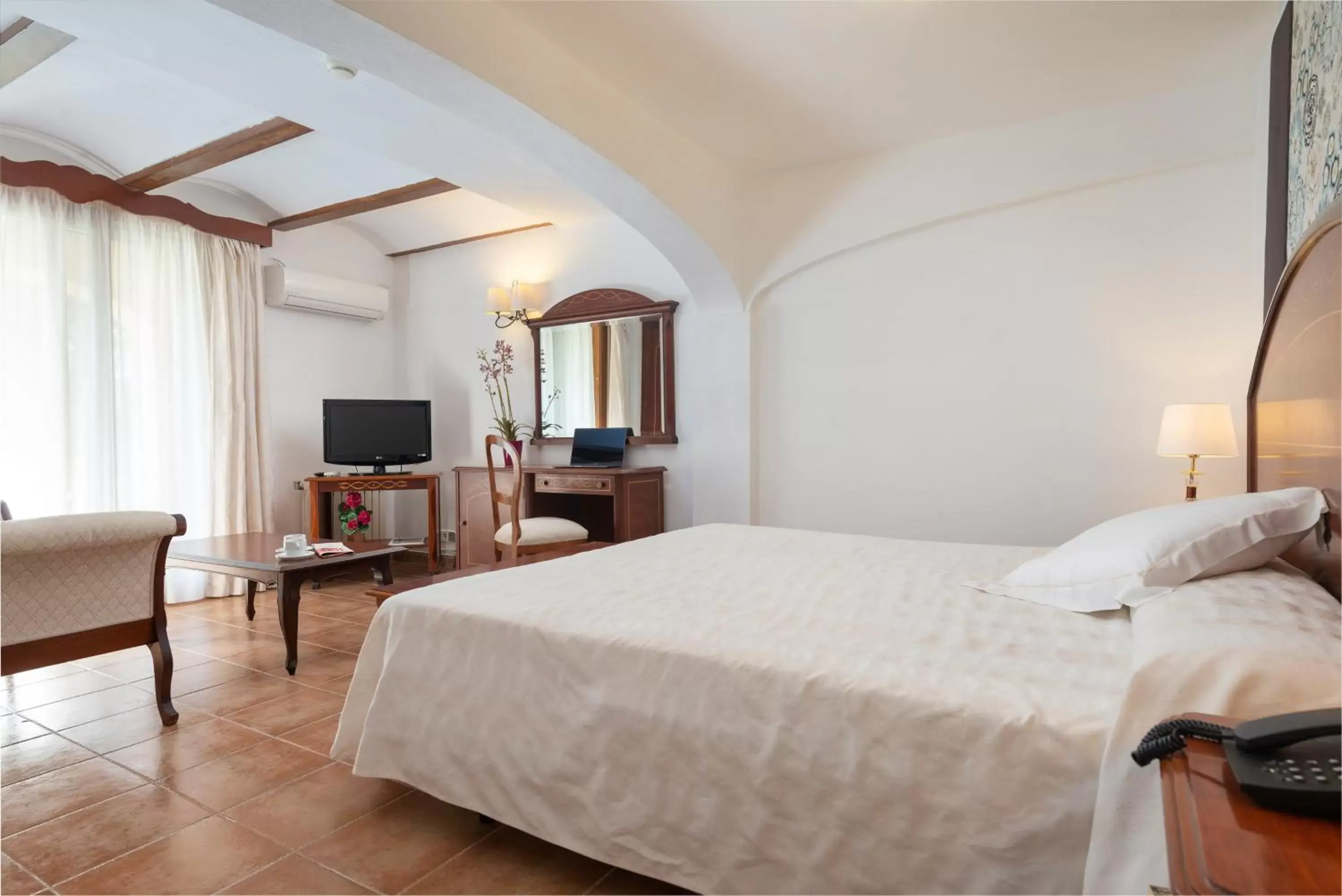 Photo of the whole room in Monnaber Nou Finca Hotel & Spa