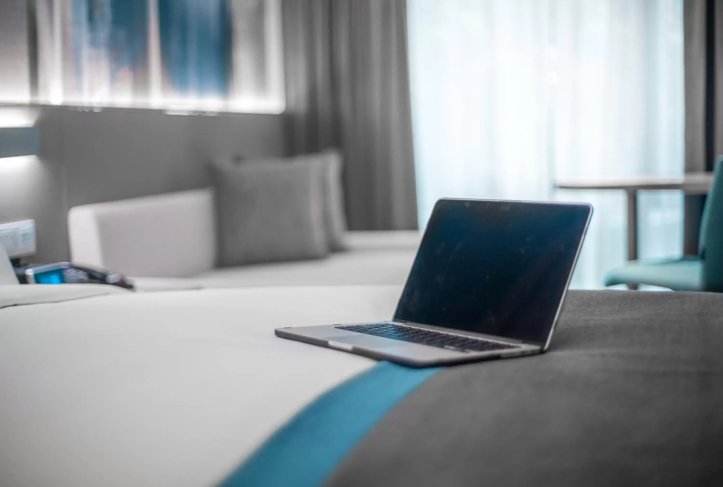 Bed, TV/Entertainment Center in Holiday Inn Express Manila Newport City, an IHG Hotel