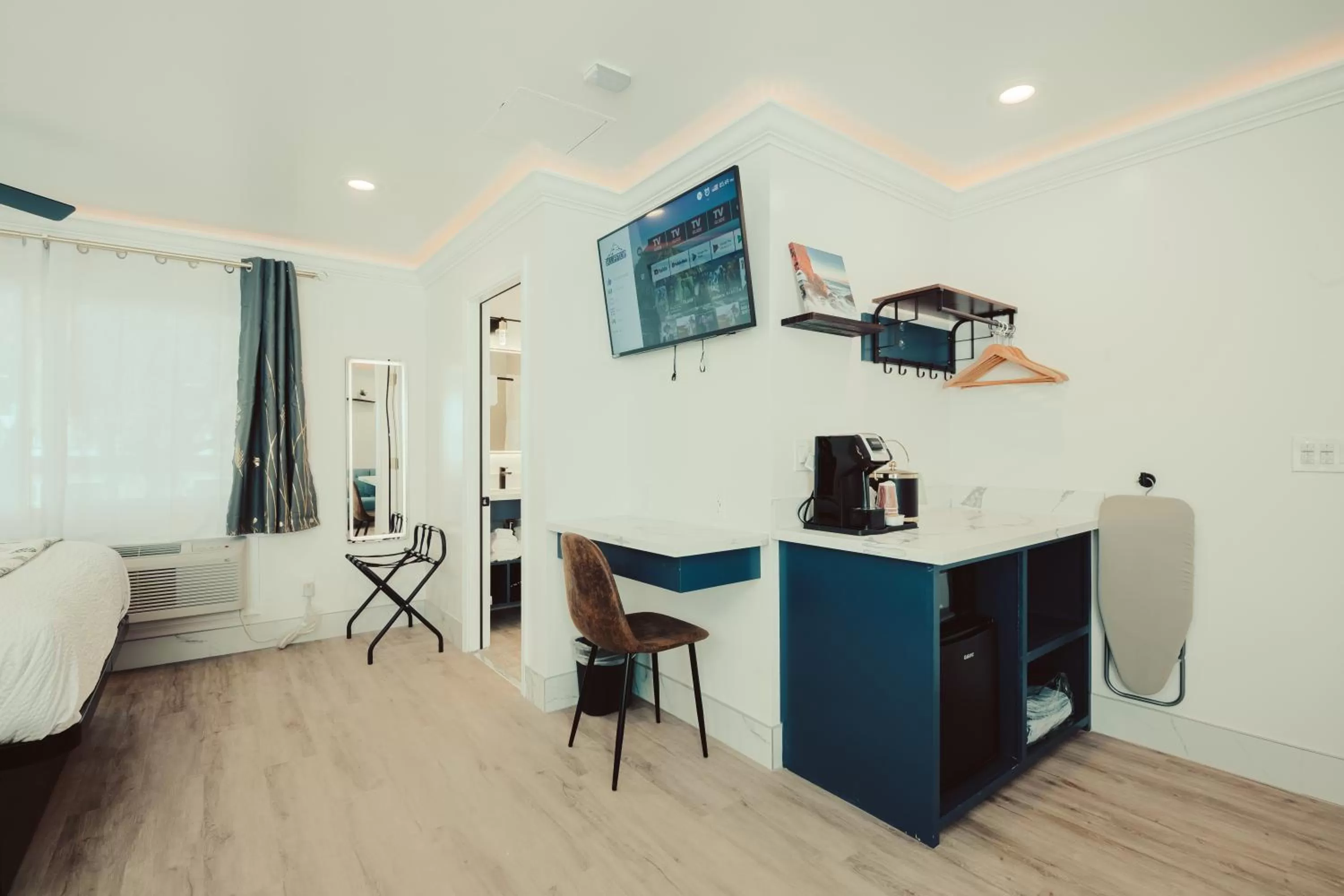 Bed in Blufftop Inn & Suites - Wharf/Restaurant District