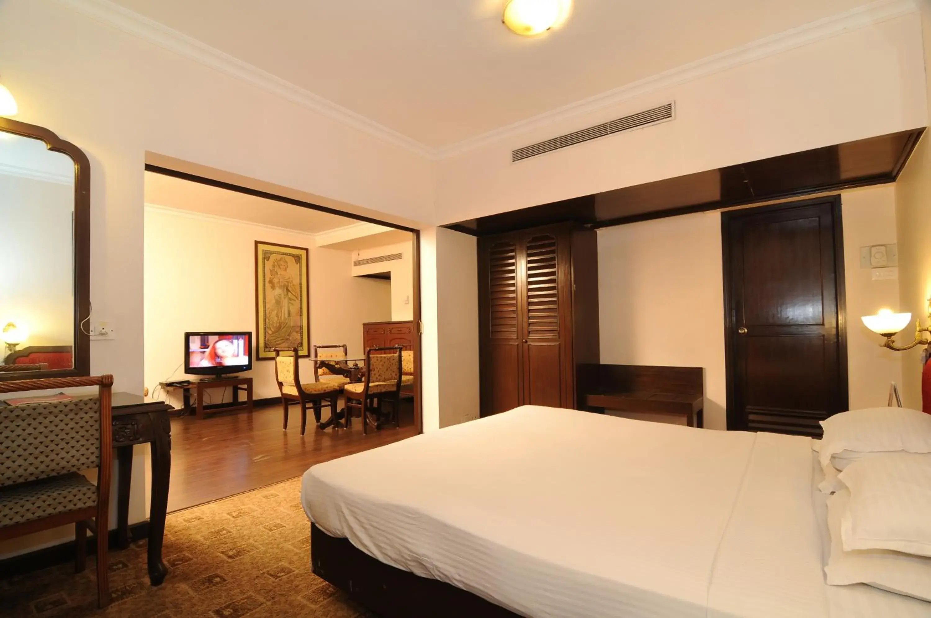 Bedroom, Bed in Quality Inn Regency, Nashik