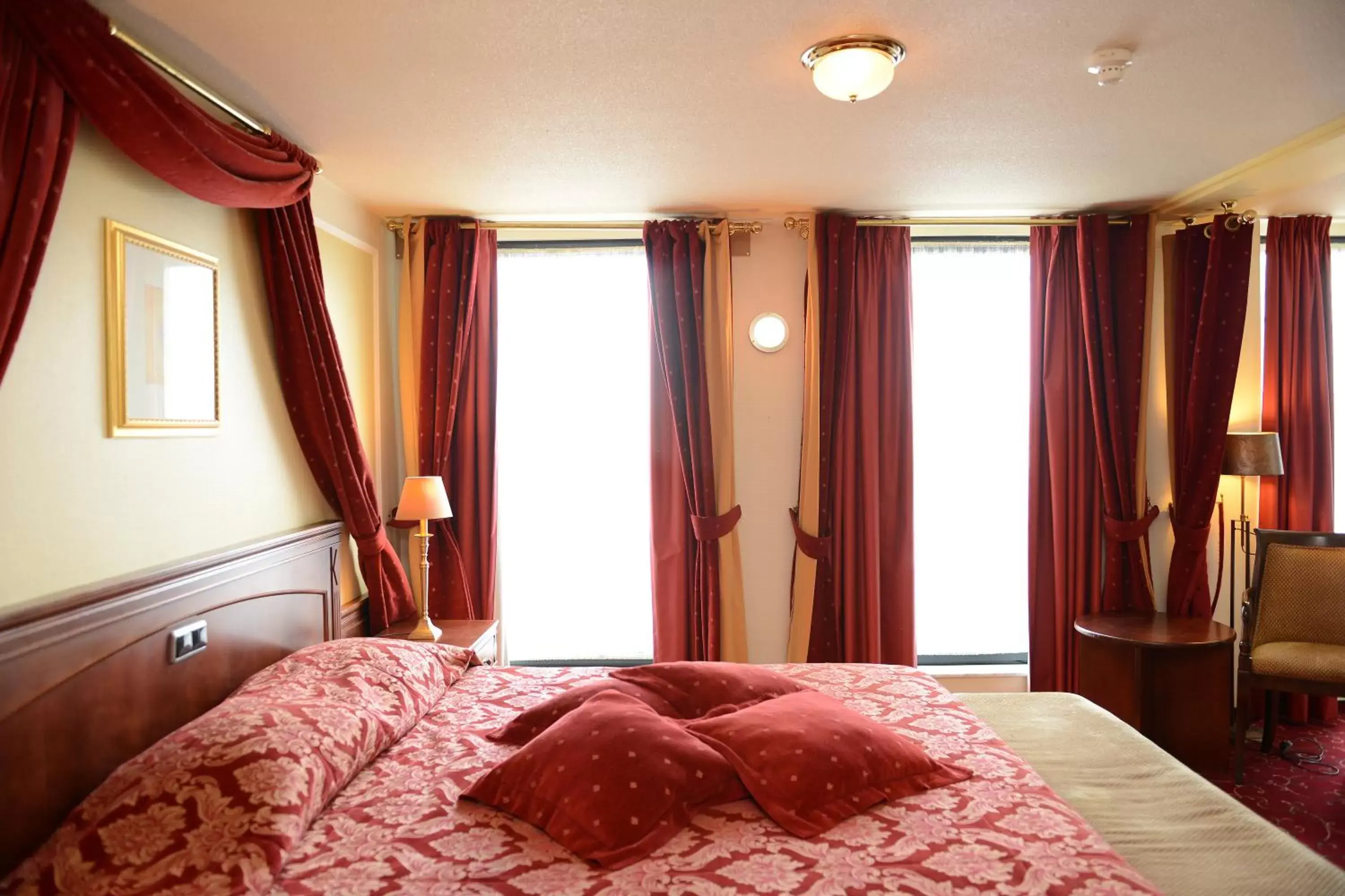 Photo of the whole room, Bed in Amrâth Grand Hotel de l’Empereur Photo of the whole room, Bed in Amrâth Grand Hotel de l’Empereur