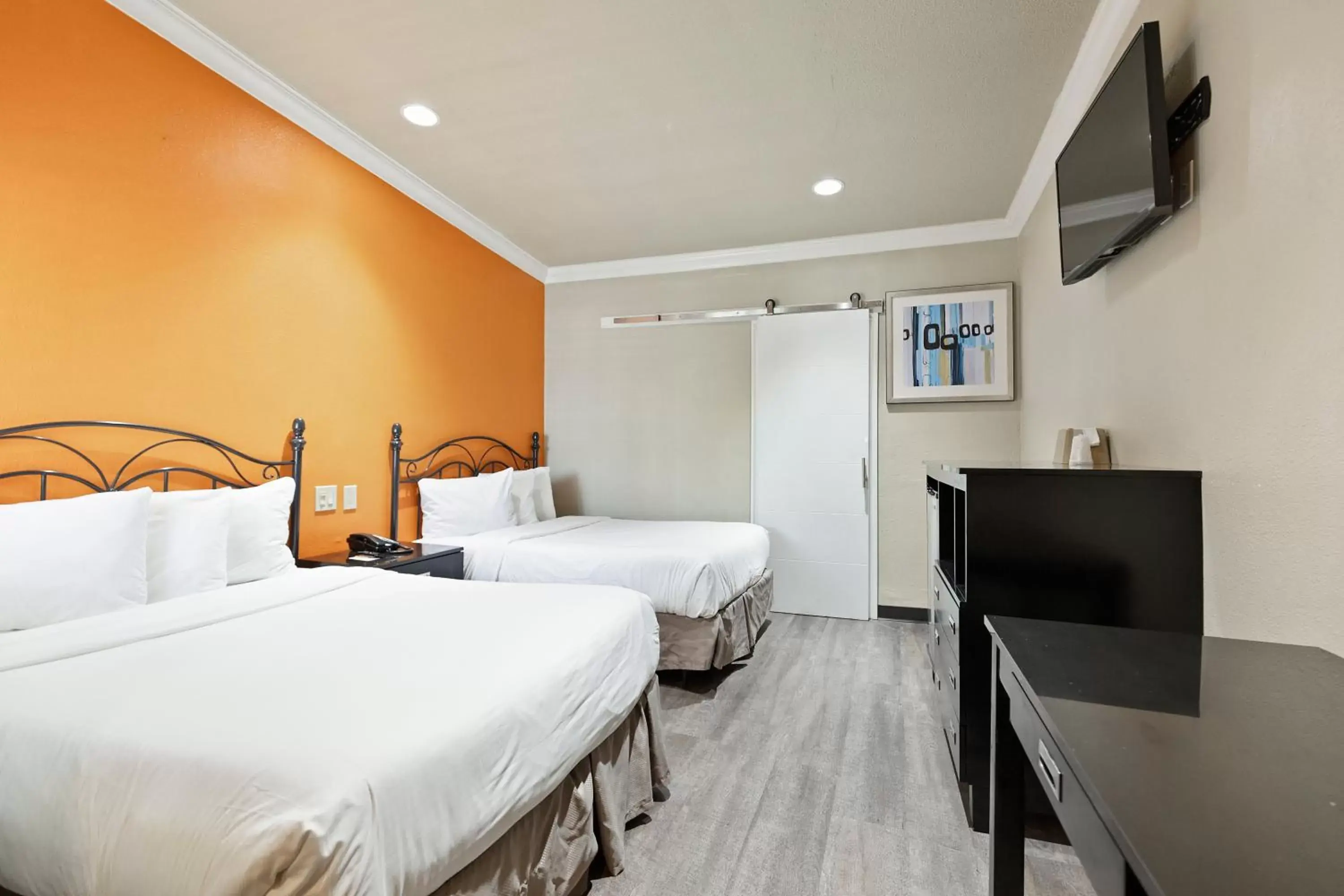 Bed in Le Blanc Inn & Suites