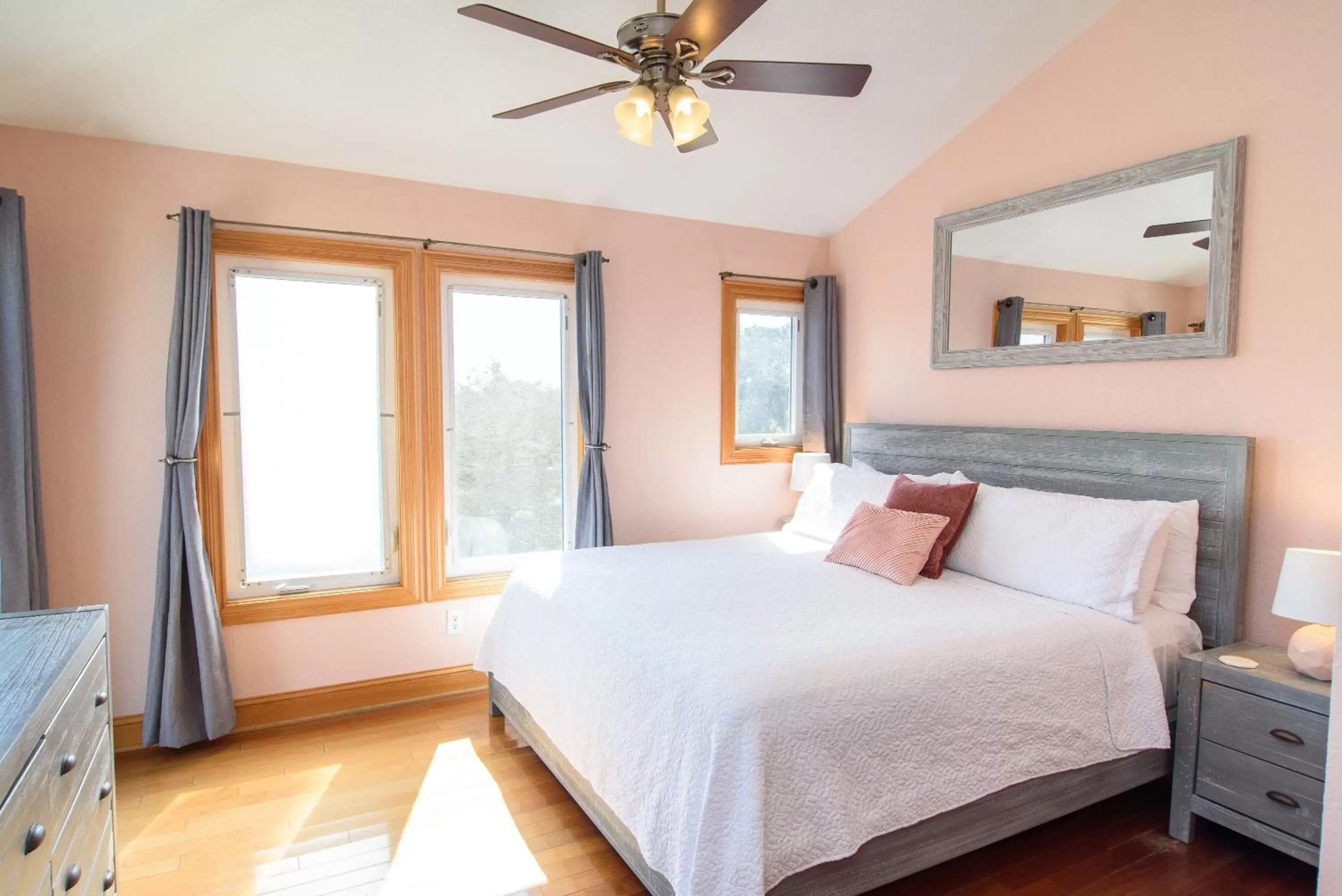 Standard King Room in The Inn on Pamlico Sound Standard King Room in The Inn on Pamlico Sound