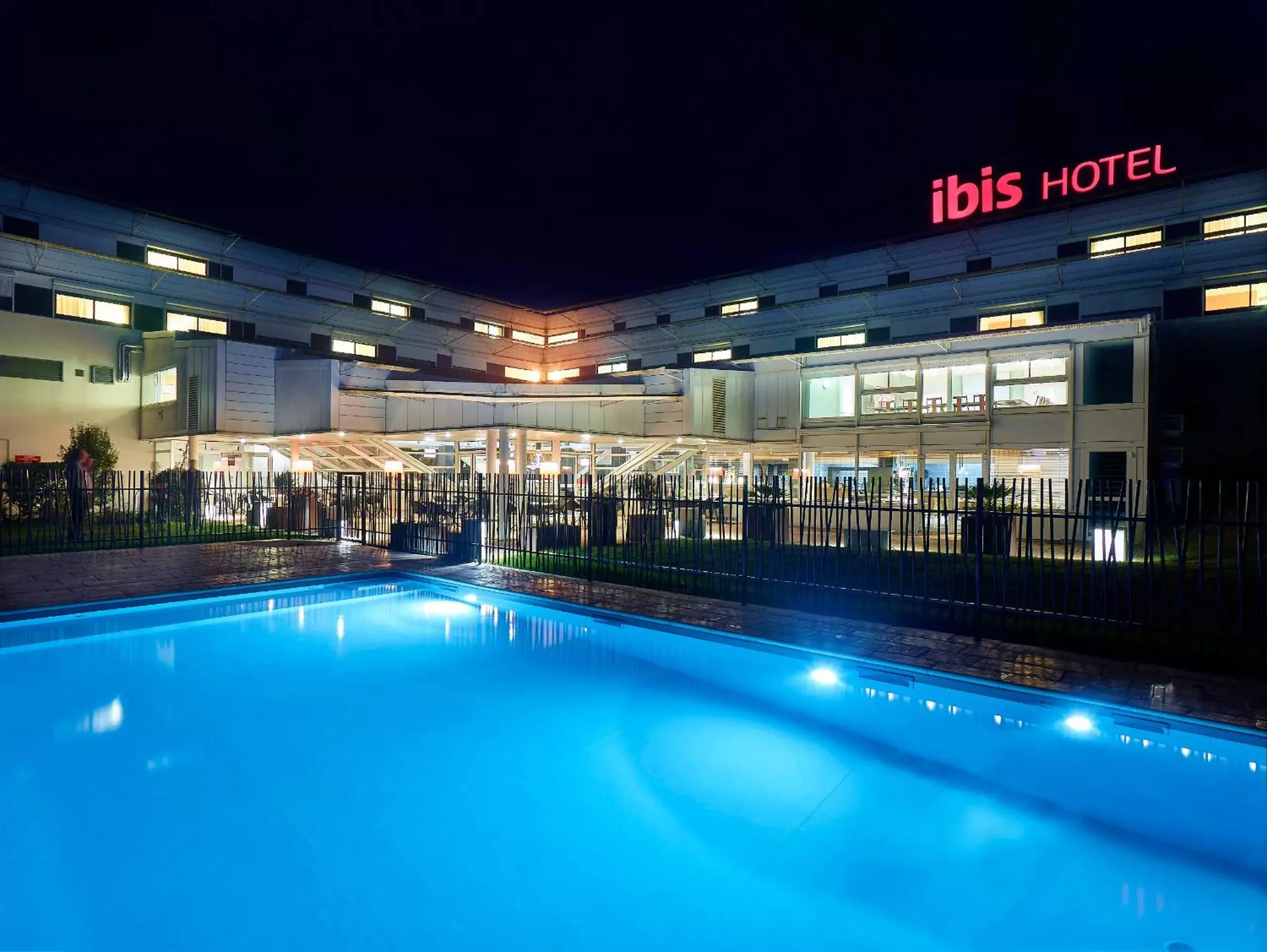 Swimming pool, Property Building in ibis Site du Futuroscope