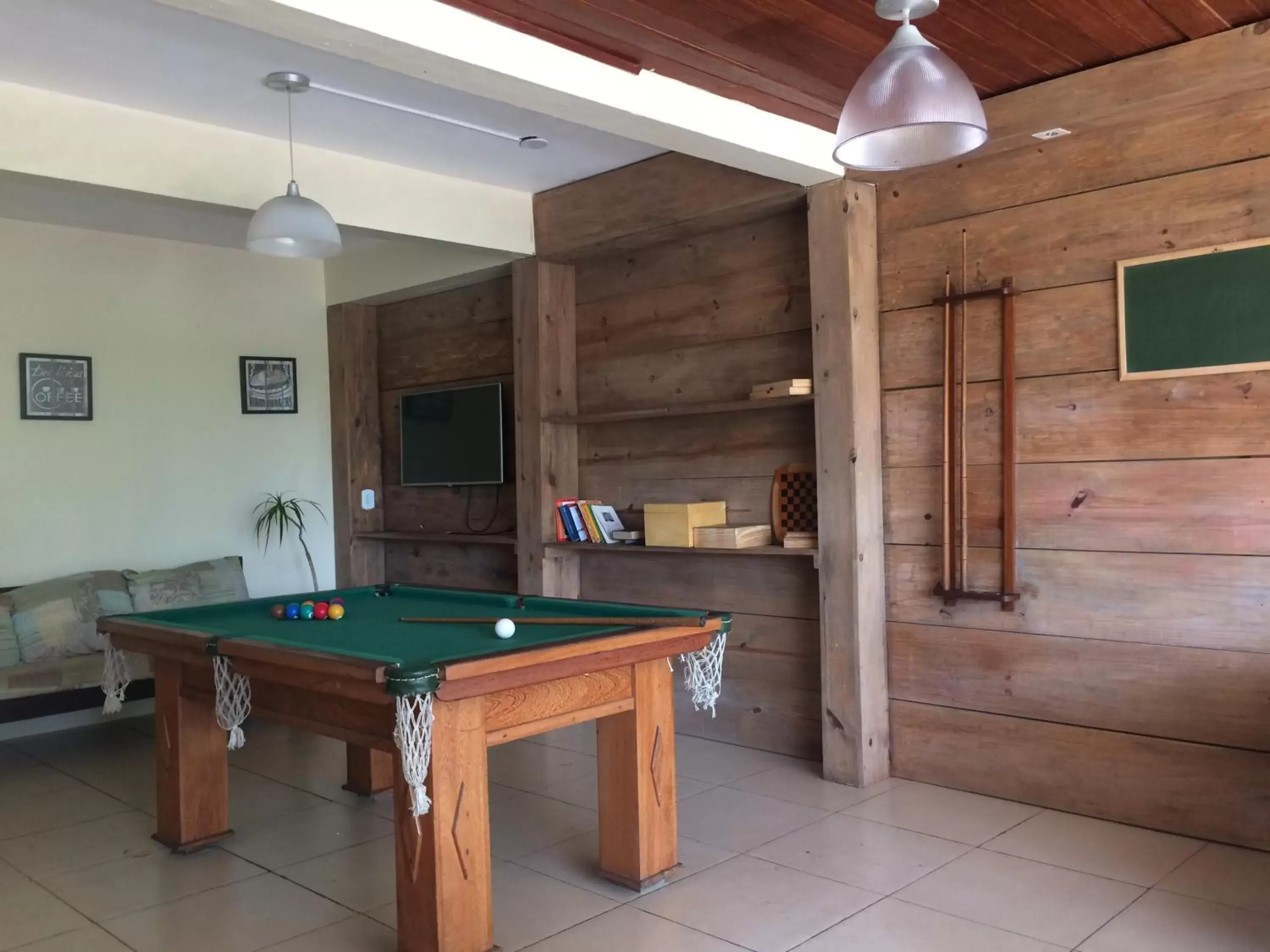 Communal lounge/ TV room, Billiards in Pousada do Albatroz