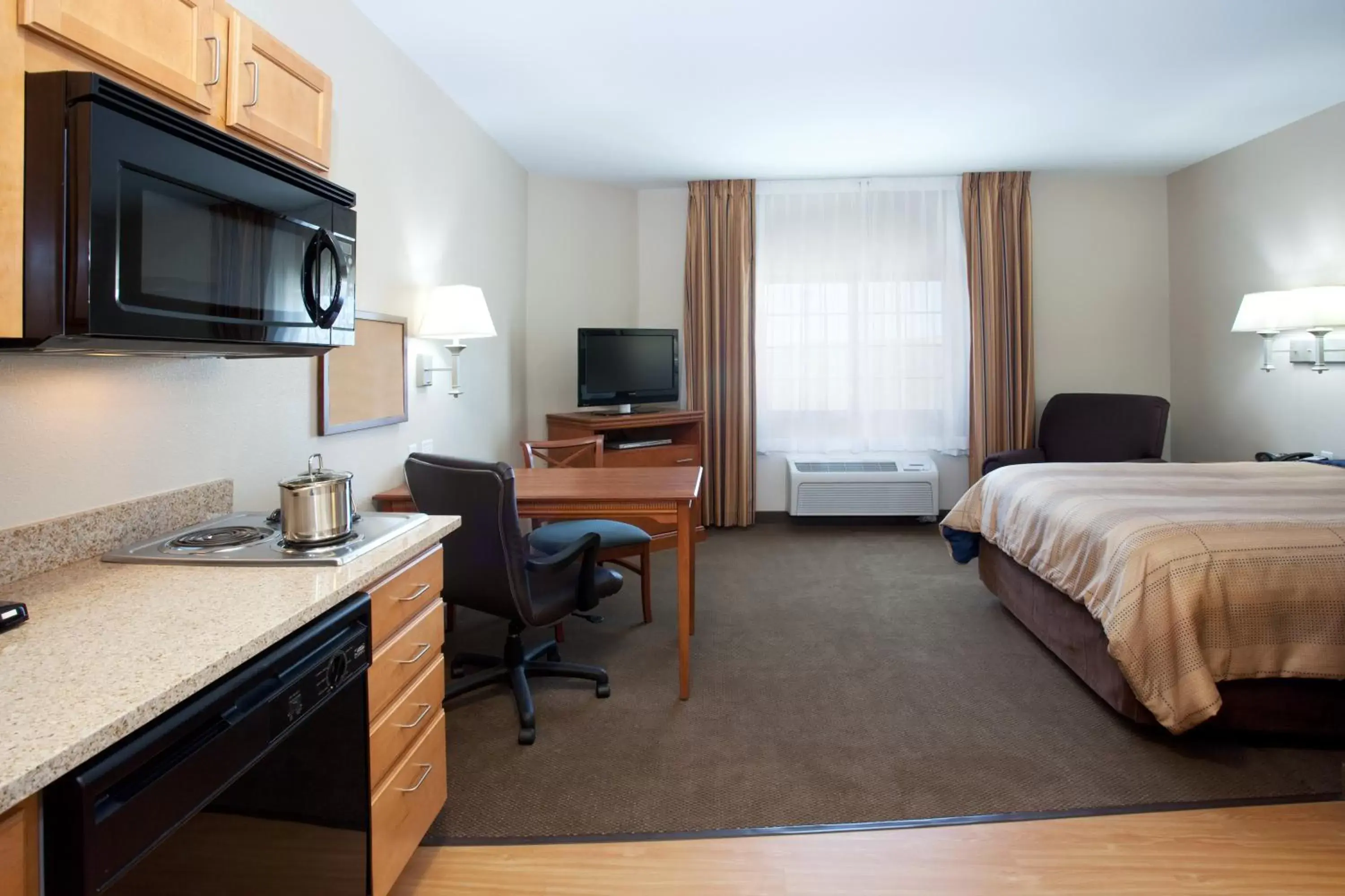 Photo of the whole room, TV/Entertainment Center in Candlewood Suites Craig-Northwest, an IHG Hotel