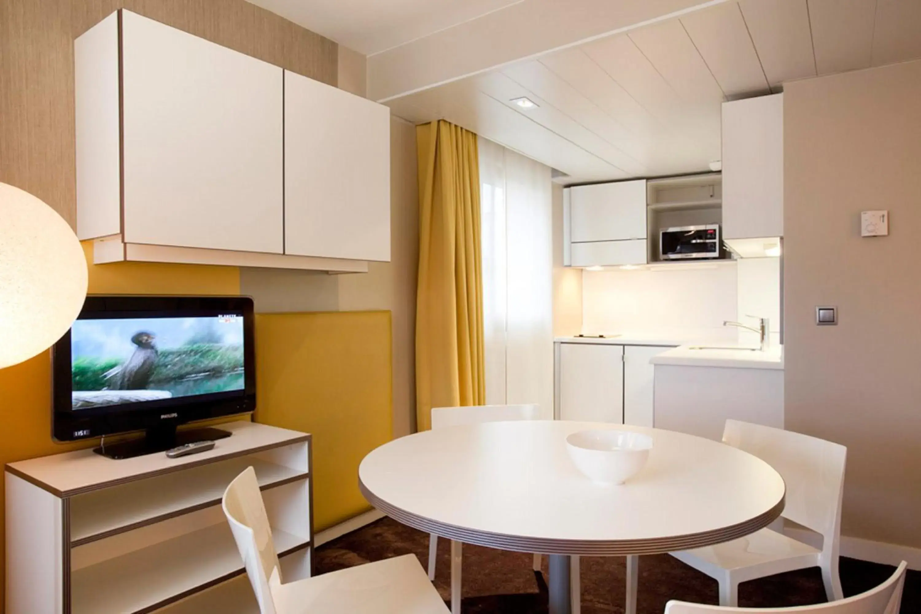 Kitchen or kitchenette, TV/Entertainment Center in AppartHotel Mercure Paris Boulogne