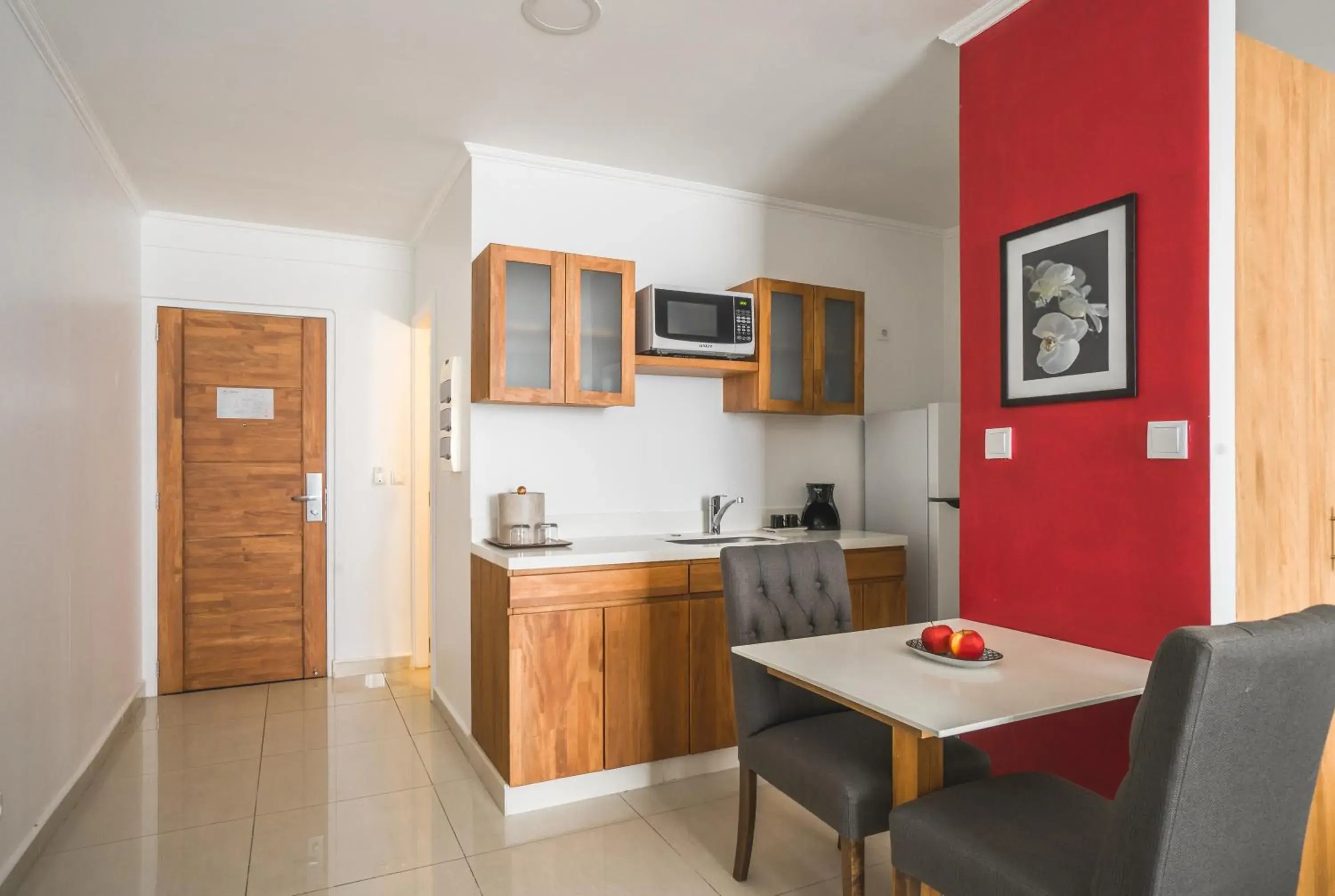 Kitchen/Kitchenette in City Suites & Beach Hotel