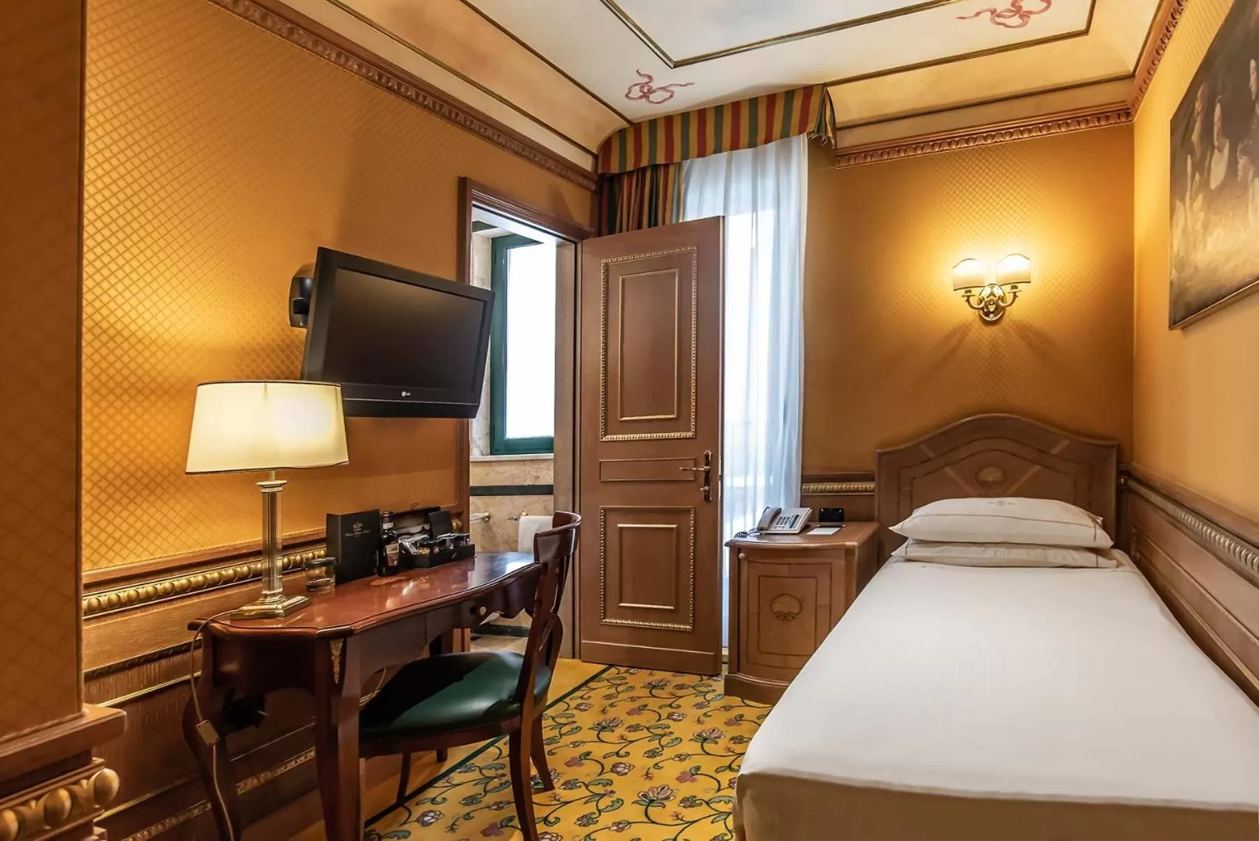 Bedroom, Bed in River Palace Hotel