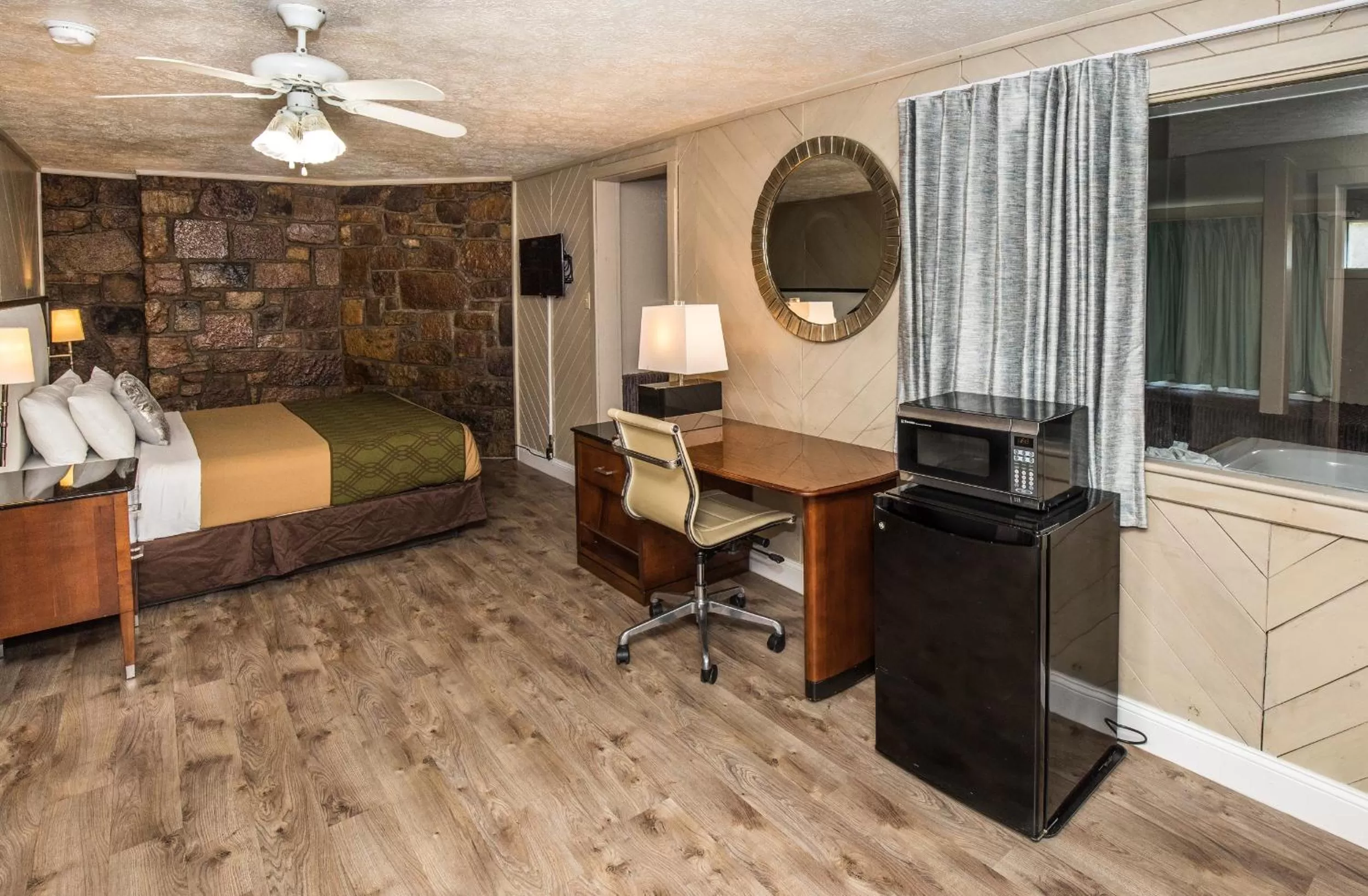 Photo of the whole room, Bed in Chalet Inn