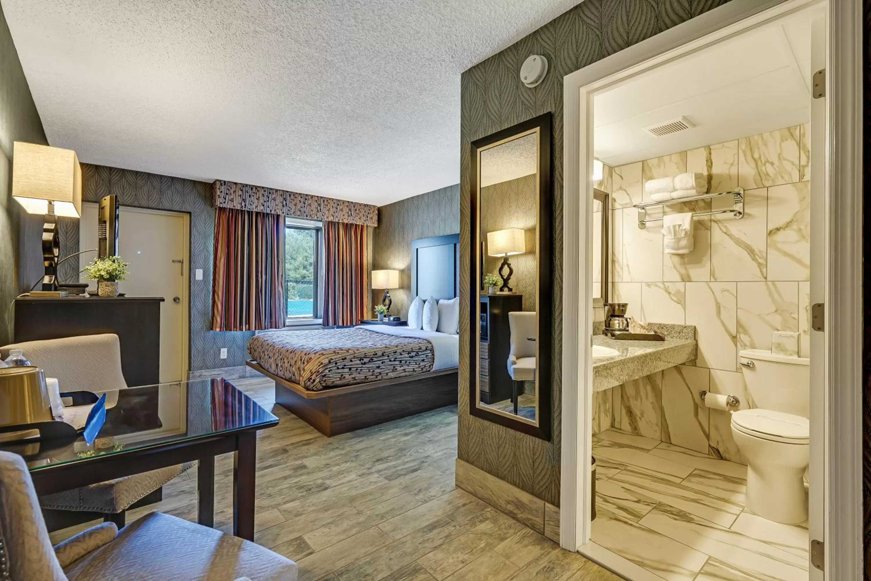 Photo of the whole room, Bed in Blue Creek Inn