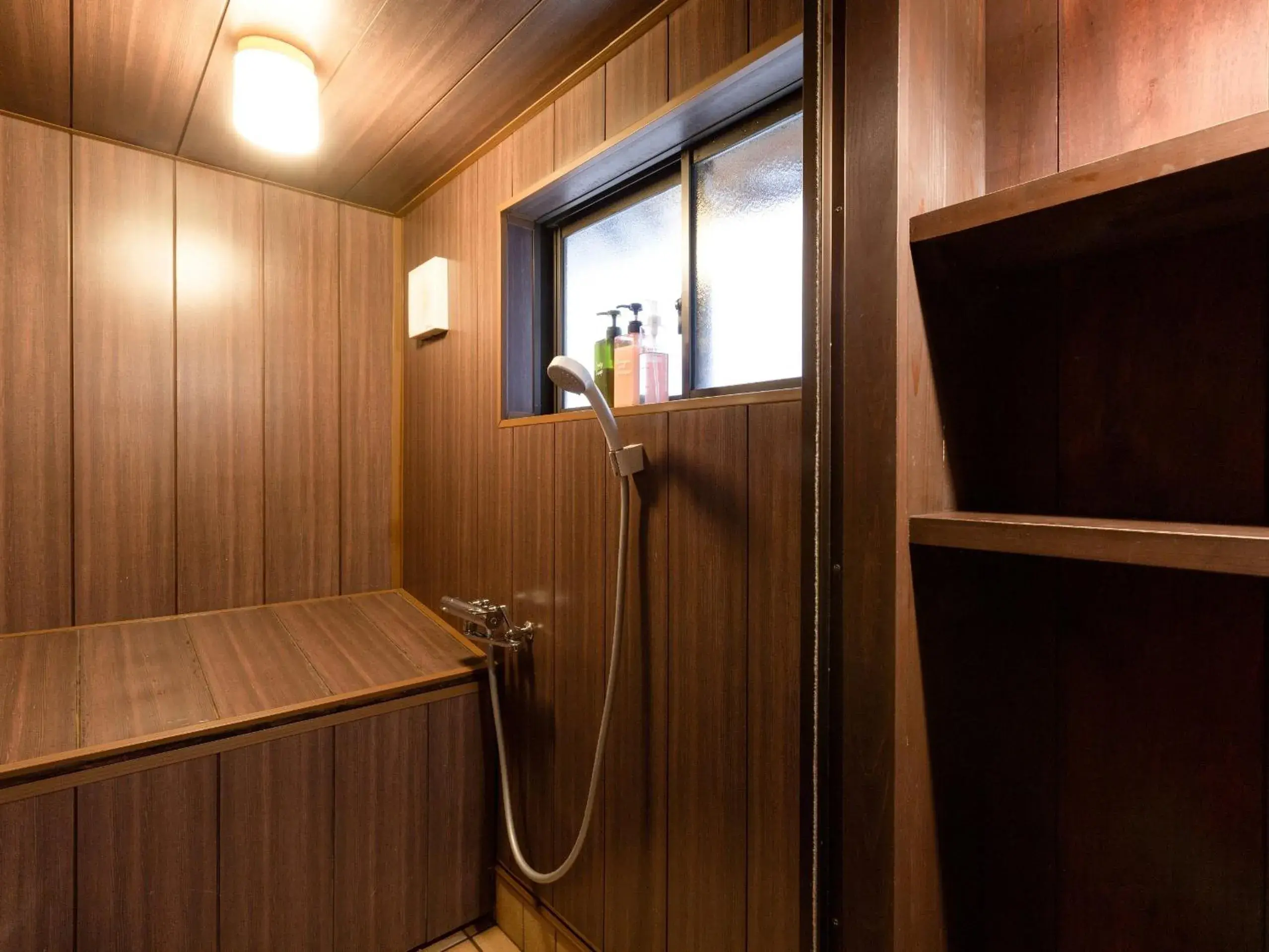 Bathroom, TV/Entertainment Center in Guest House Waraku-an