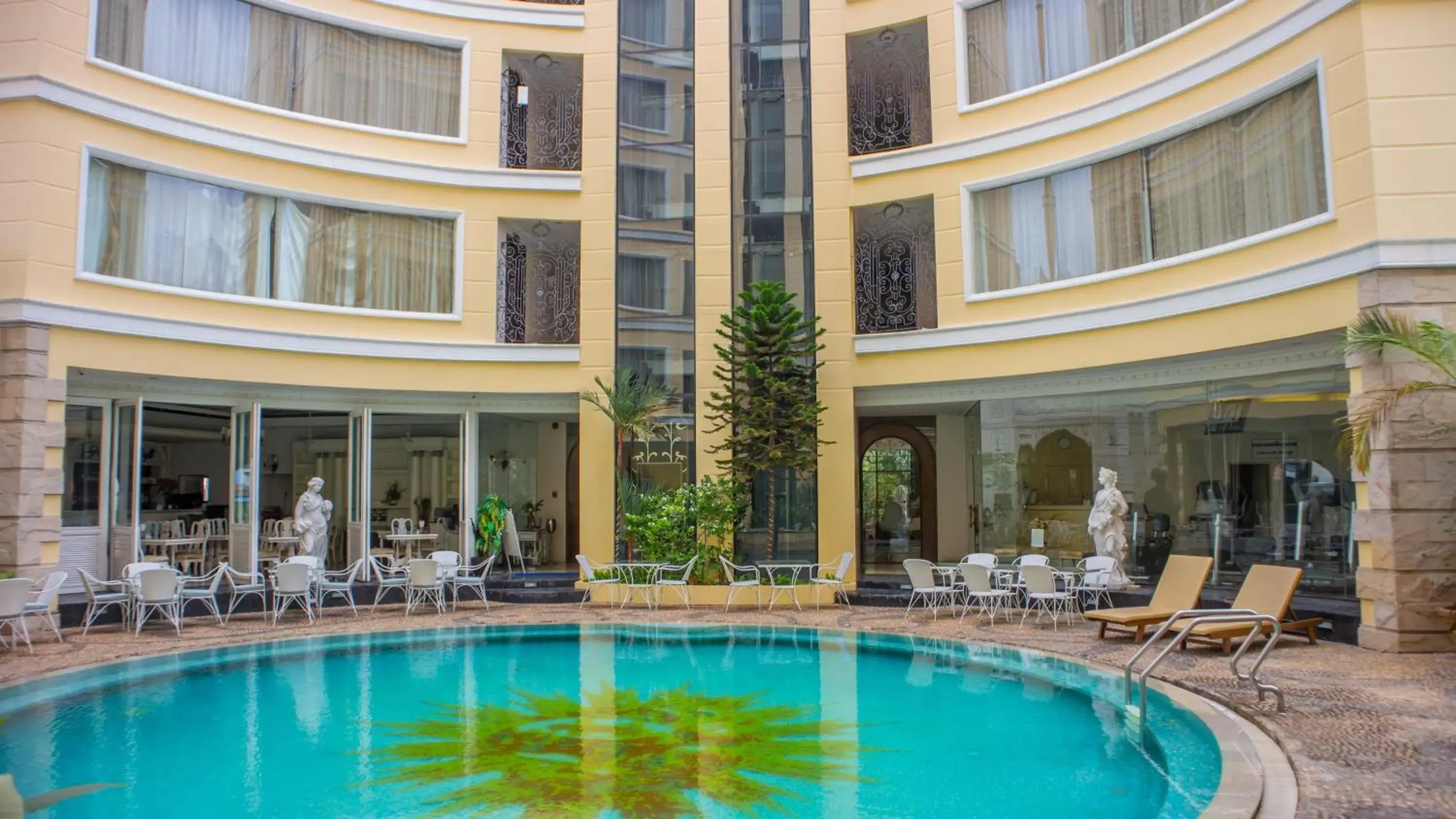 Swimming Pool in Four Seasons Place Hotel