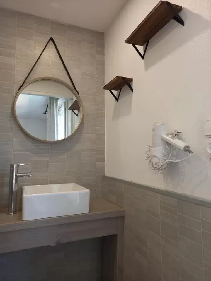 Bathroom in Hôtel Le Picardy