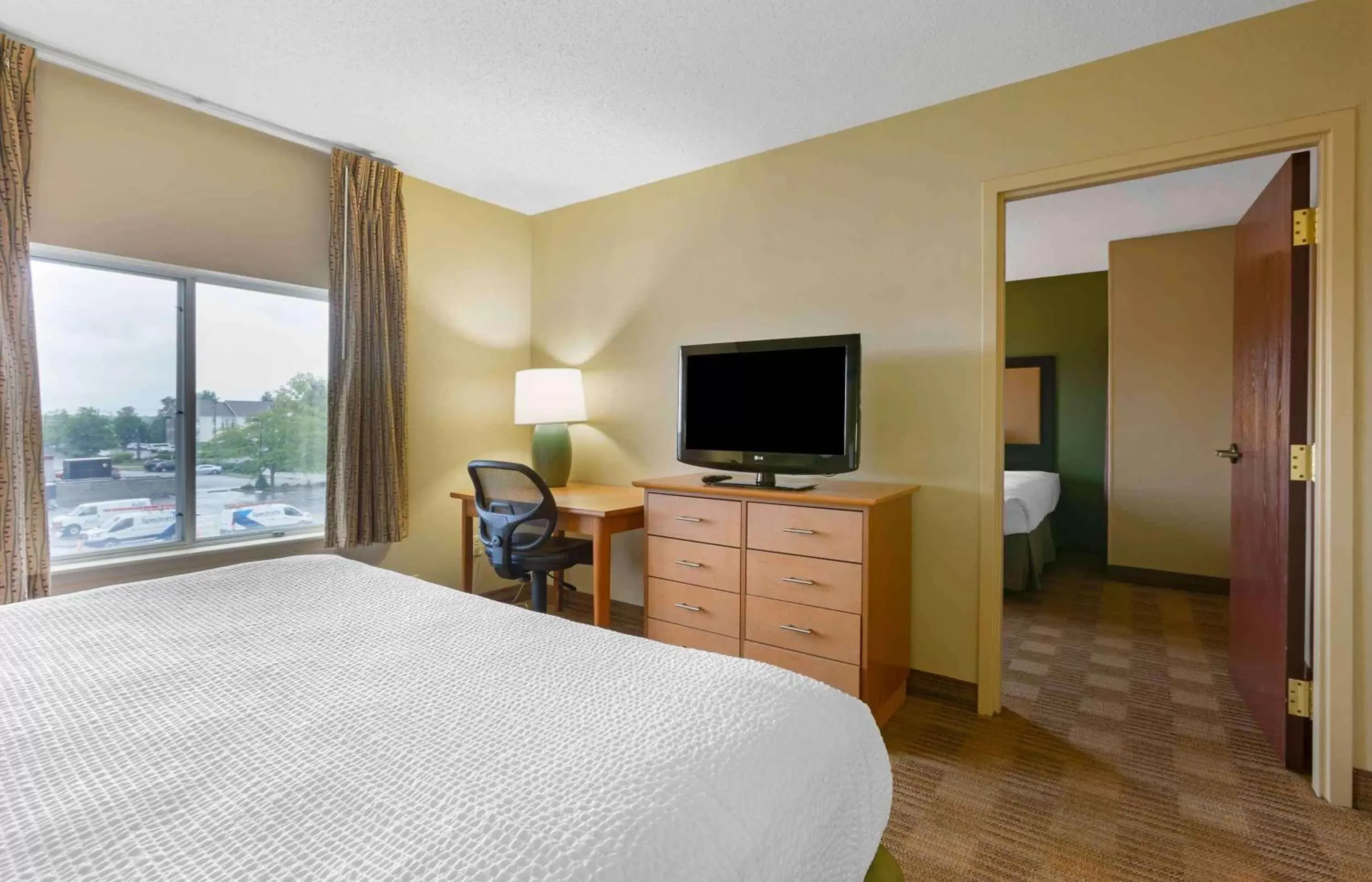 Bedroom, TV/Entertainment Center in Extended Stay America Suites - Findlay - Tiffin Avenue