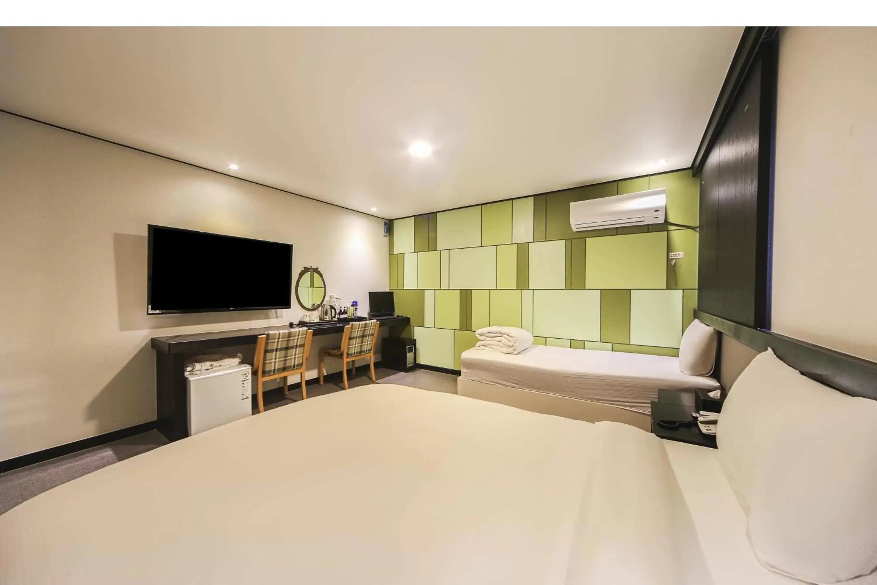 Bedroom, TV/Entertainment Center in Elysee Hotel