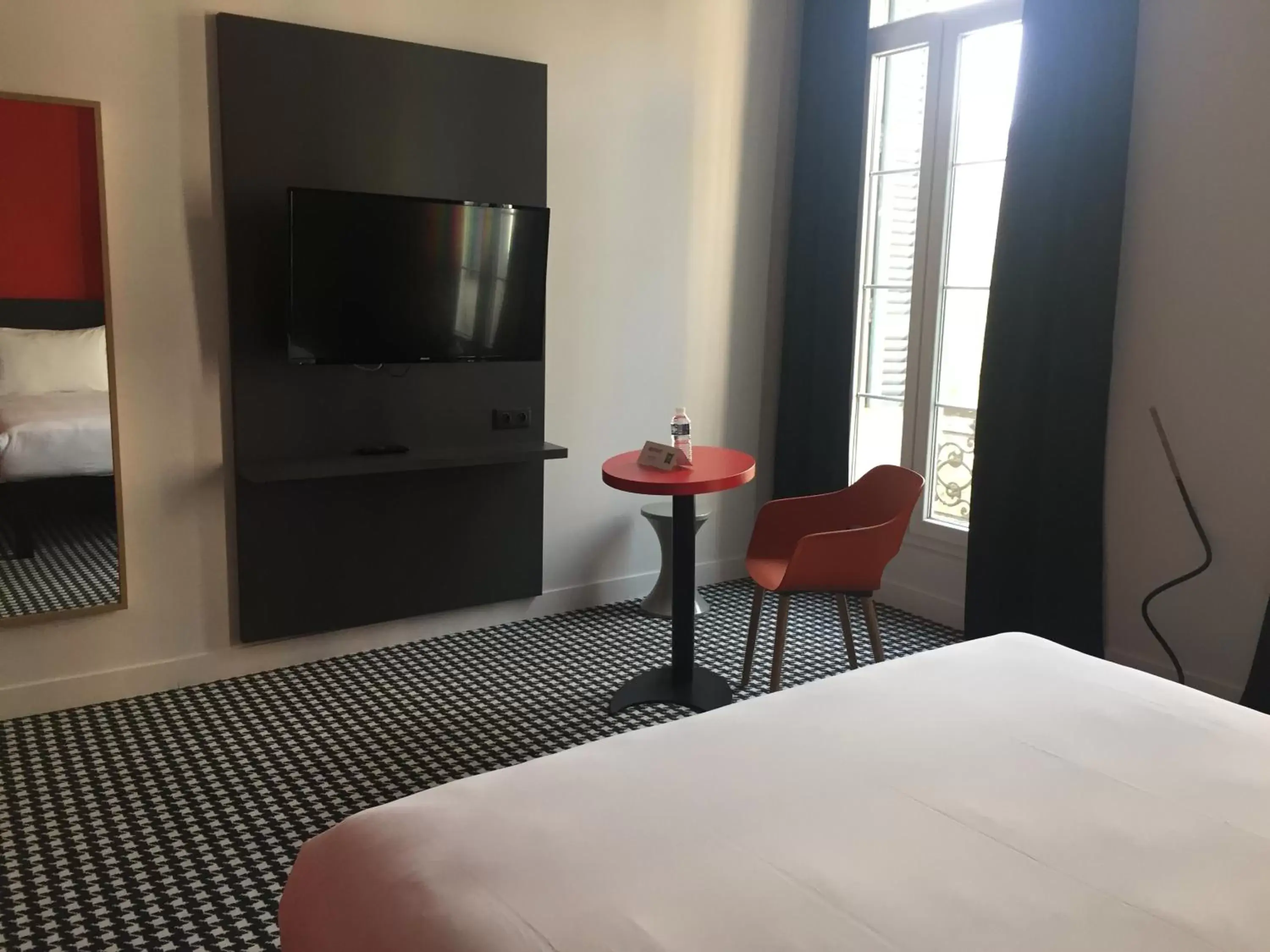 Photo of the whole room, TV/Entertainment Center in ibis Styles Marseille Vieux Port