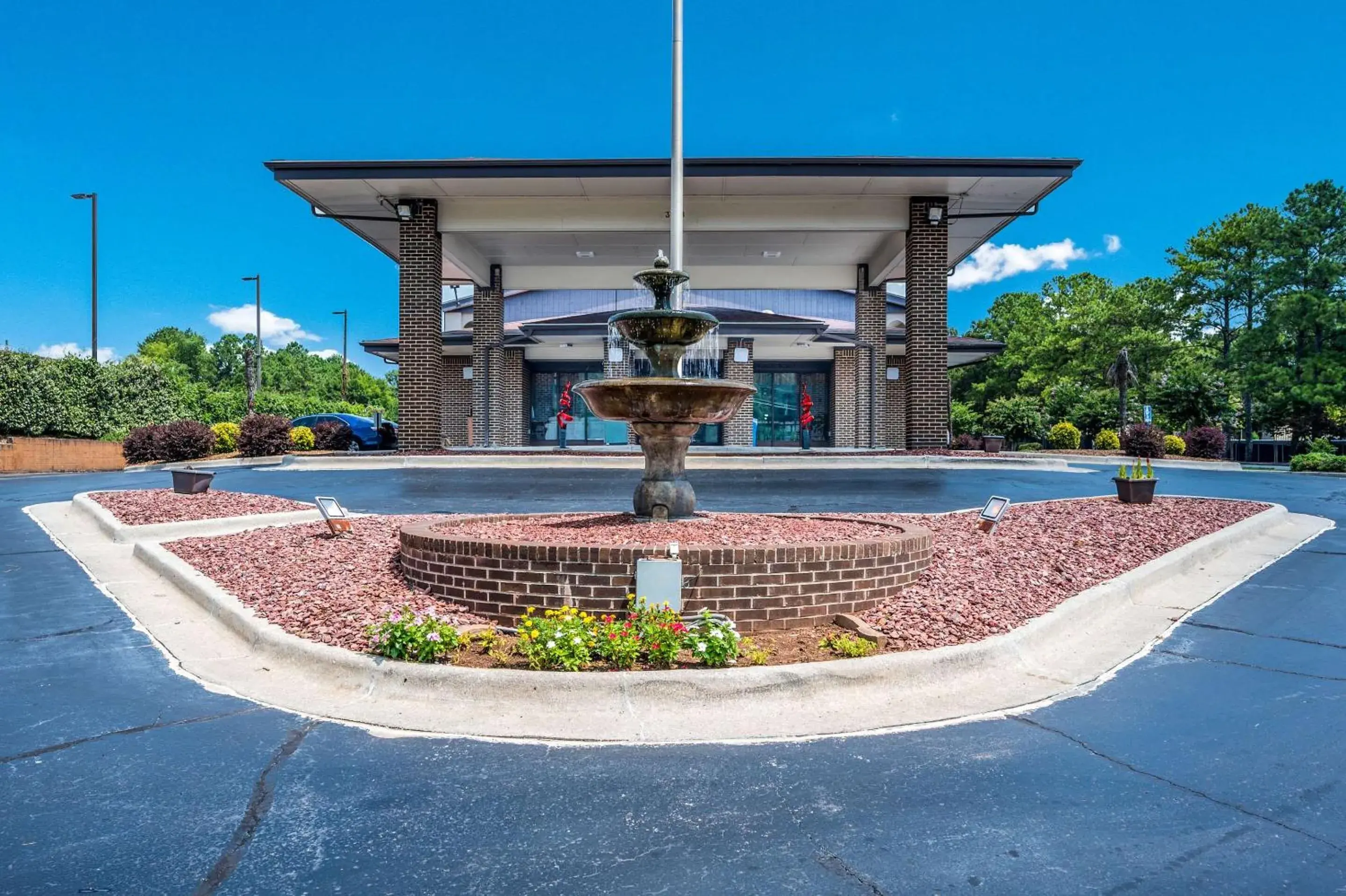 Property building, Swimming Pool in Econo Lodge Inn & Suites