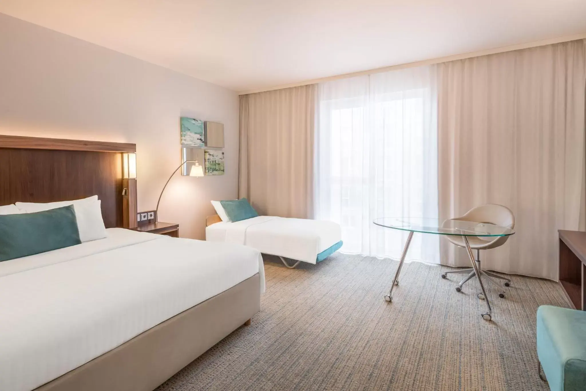 Photo of the whole room, Bed in Courtyard by Marriott Cologne