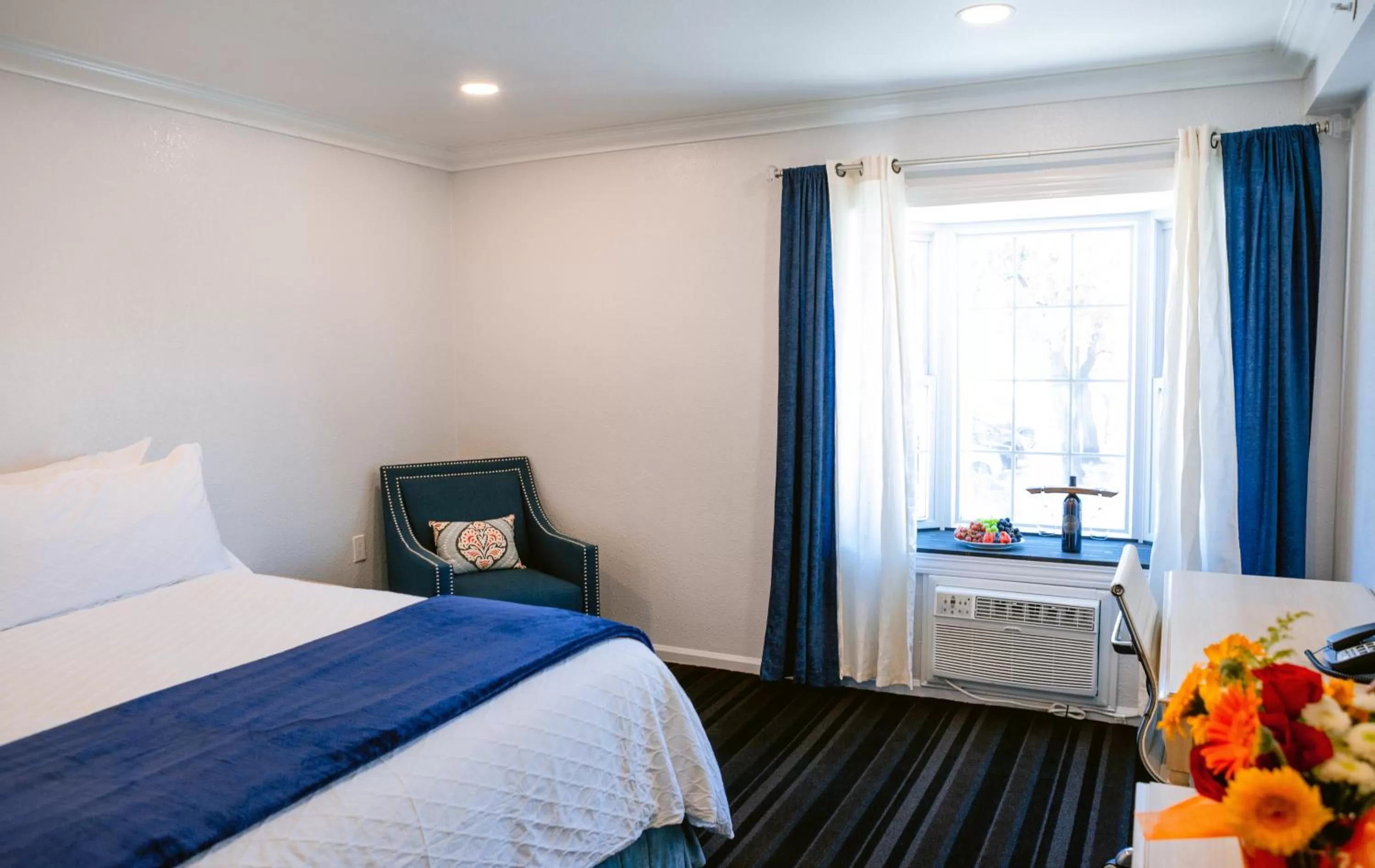 Bed in Napa Valley Hotel & Suites