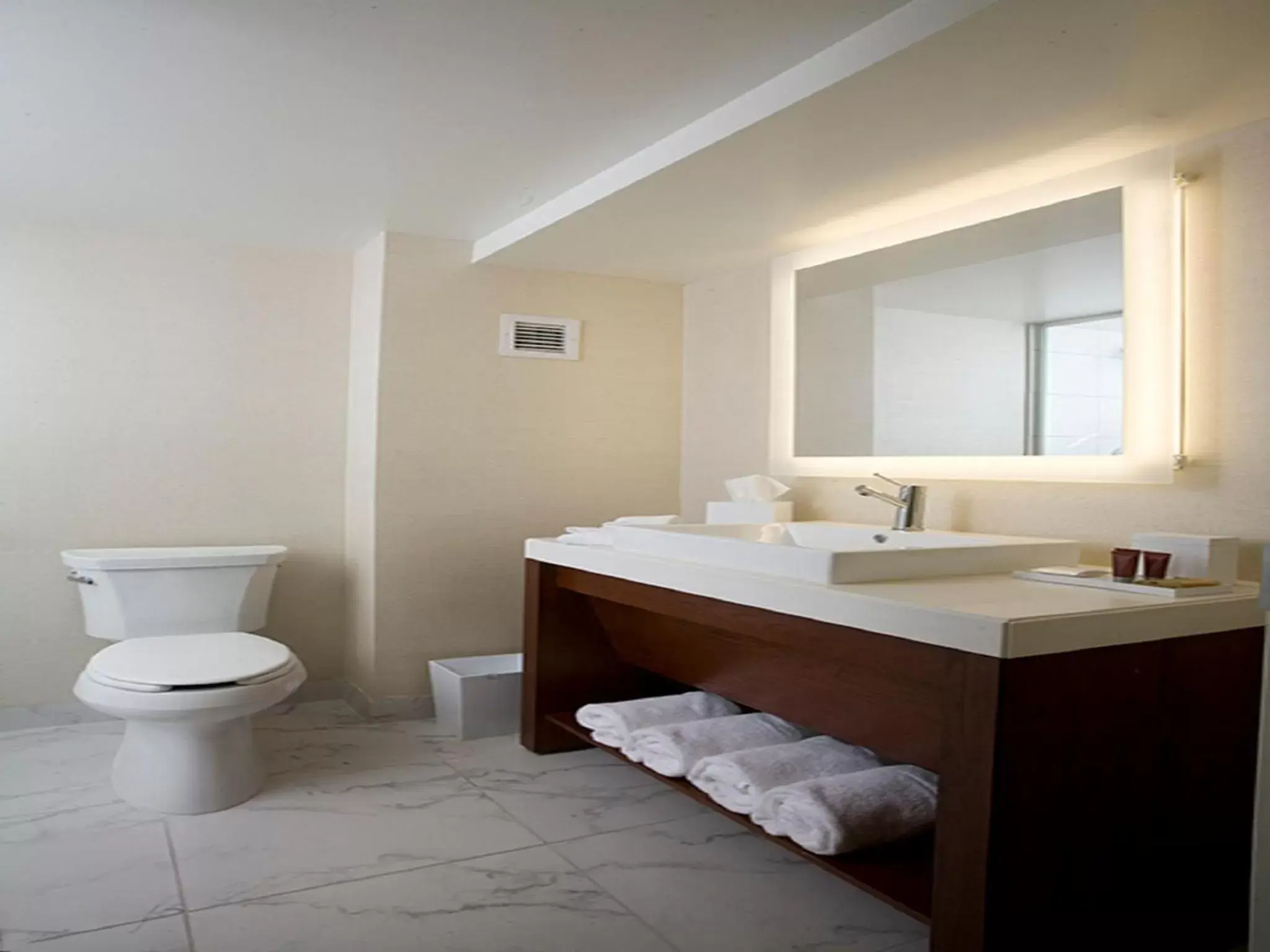 King Suite with Jacuzzi Tub - Smoking in Bally's Evansville Casino & Hotel King Suite with Jacuzzi Tub - Smoking in Bally's Evansville Casino & Hotel
