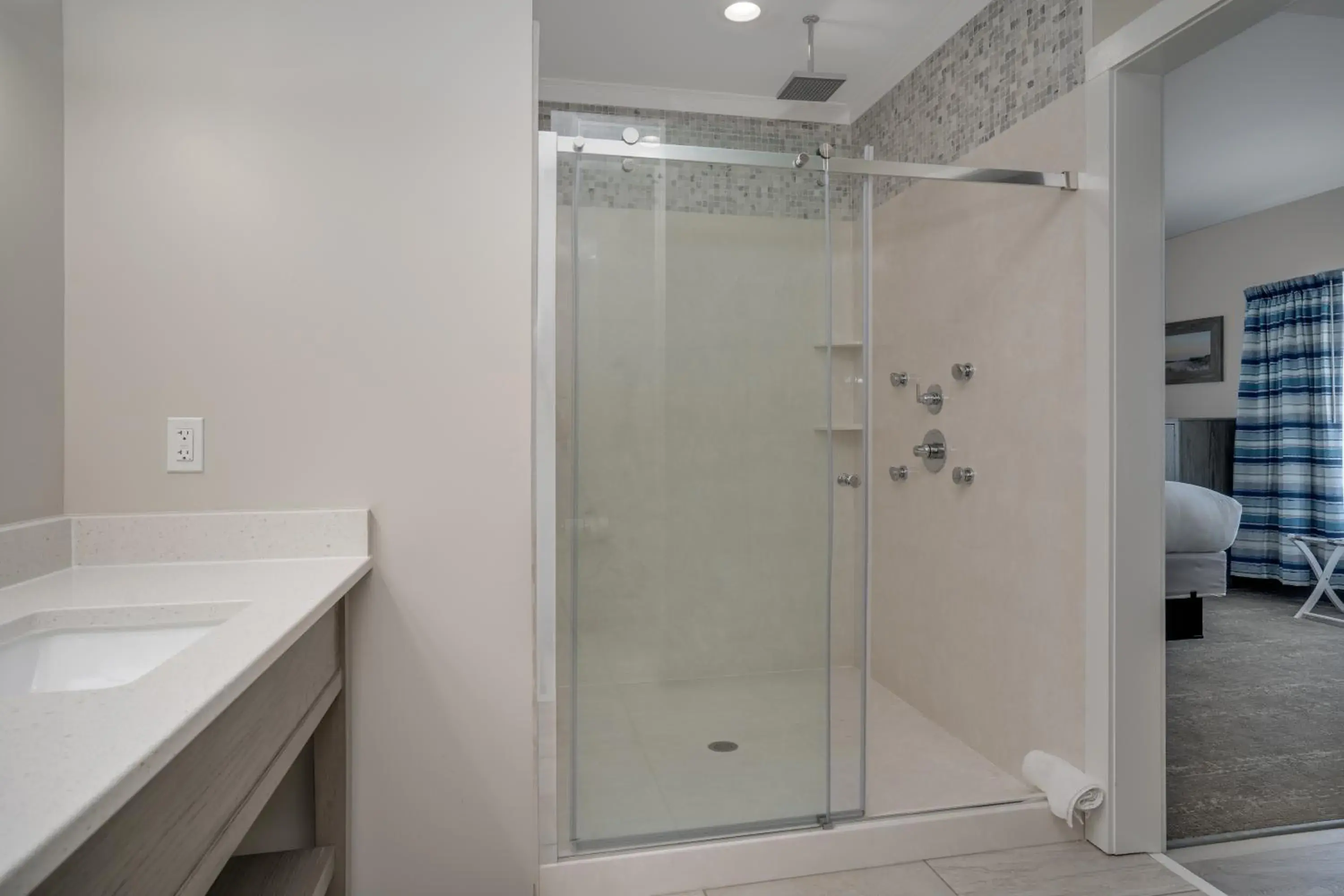 Shower, Bathroom in Lighthouse Suites - Best Western Signature Collection