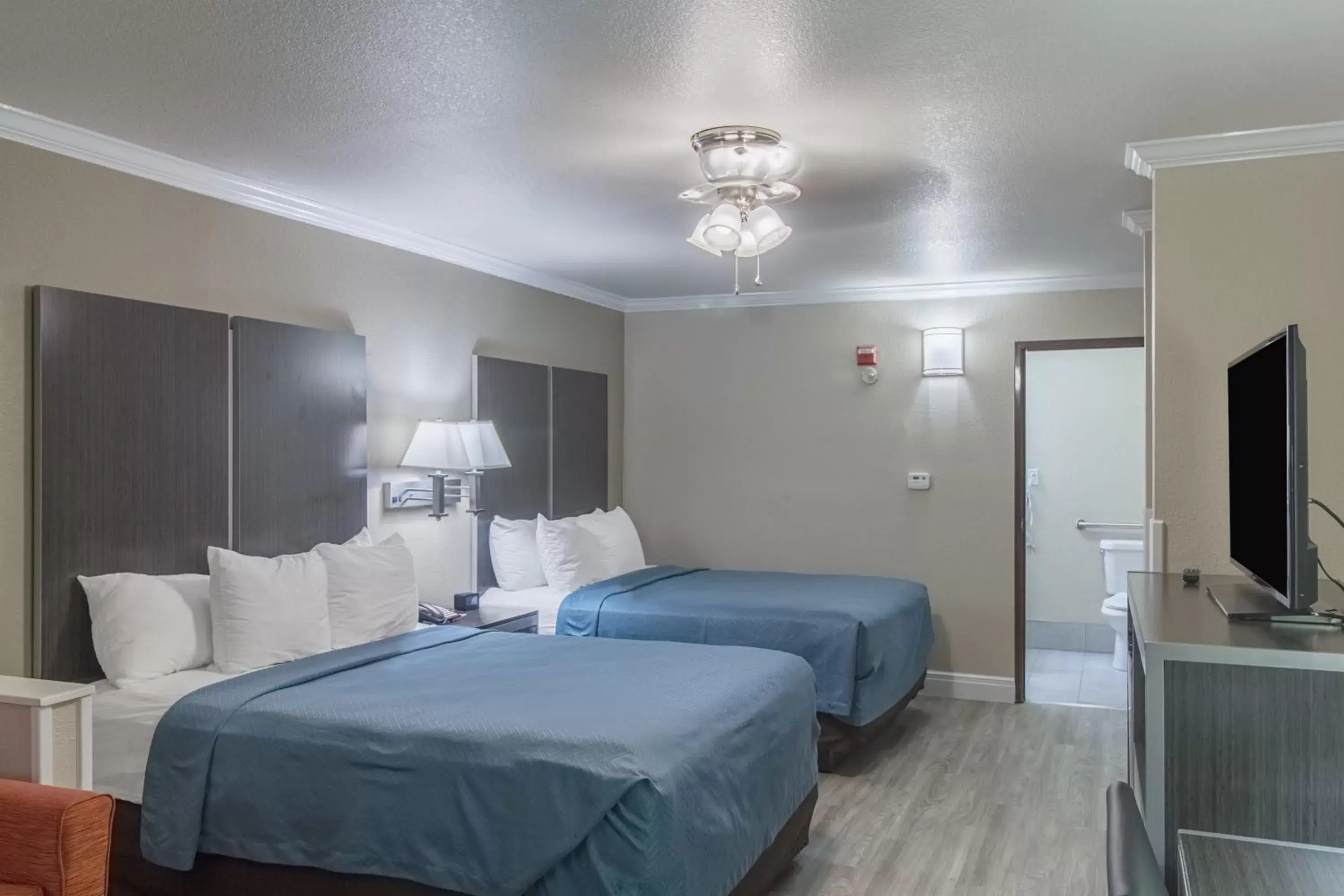 Photo of the whole room, Bed in Econo Lodge Inn & Suites Corpus Christi