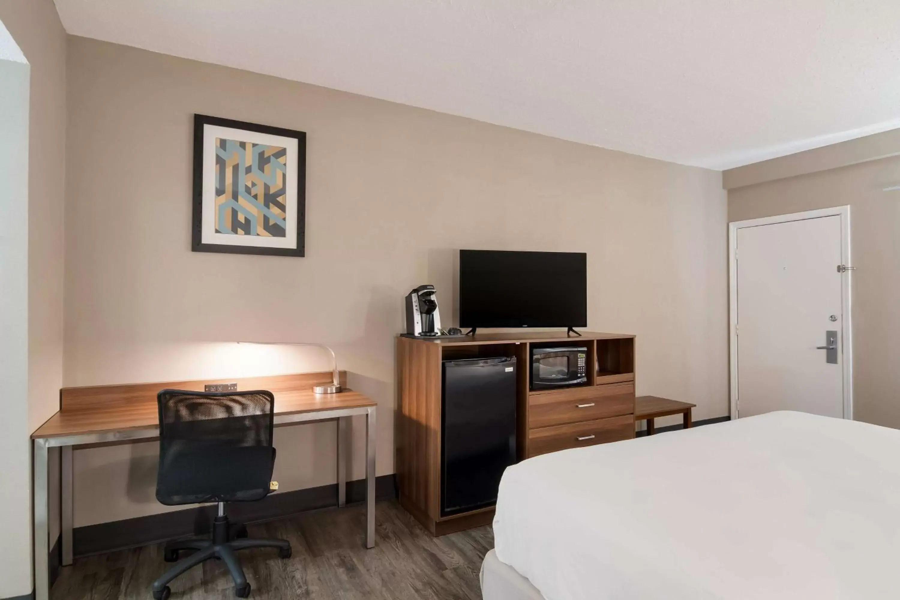 Bedroom, TV/Entertainment Center in SureStay Hotel by Best Western Helen Downtown