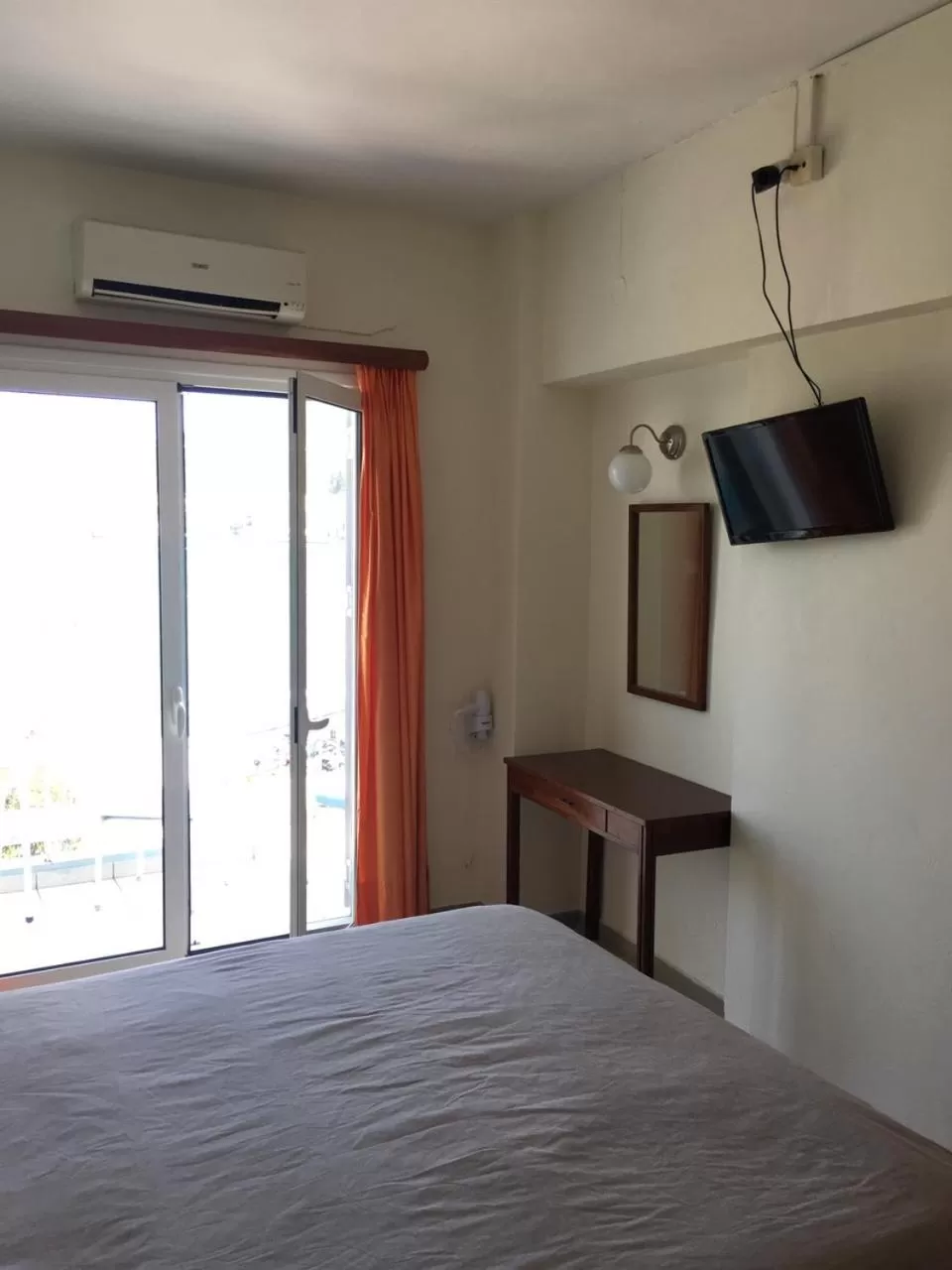 Communal lounge/ TV room, Bed in Hotel Papasotiriou