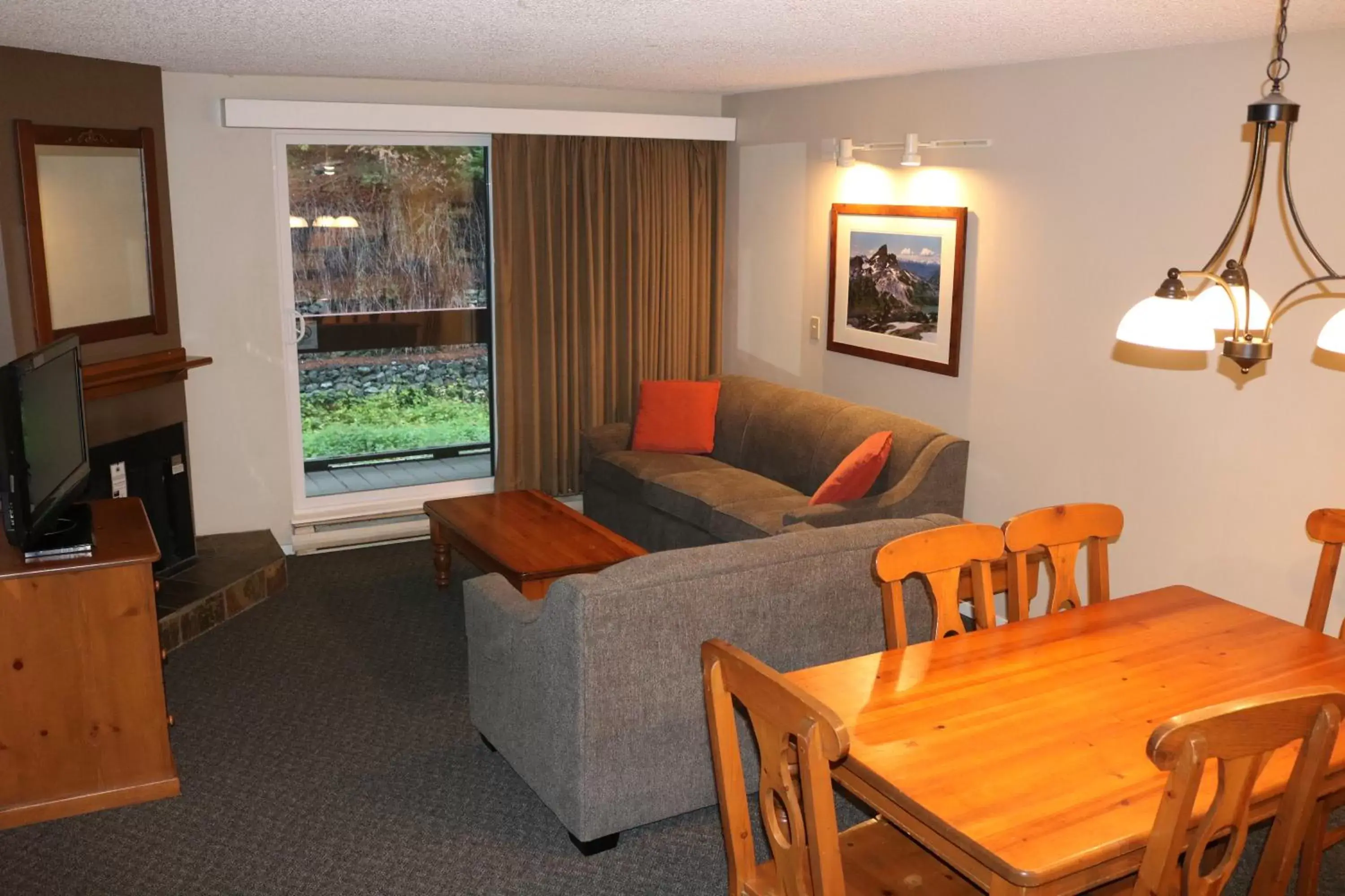Living room, Seating Area in Tantalus Resort Lodge