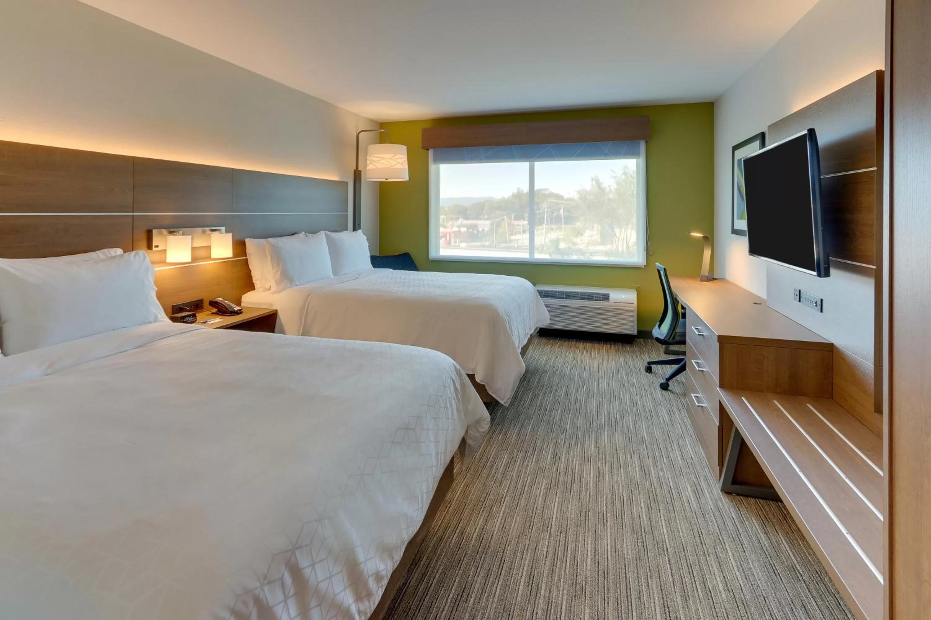 Bed in Holiday Inn Express & Suites - Roanoke – Civic Center