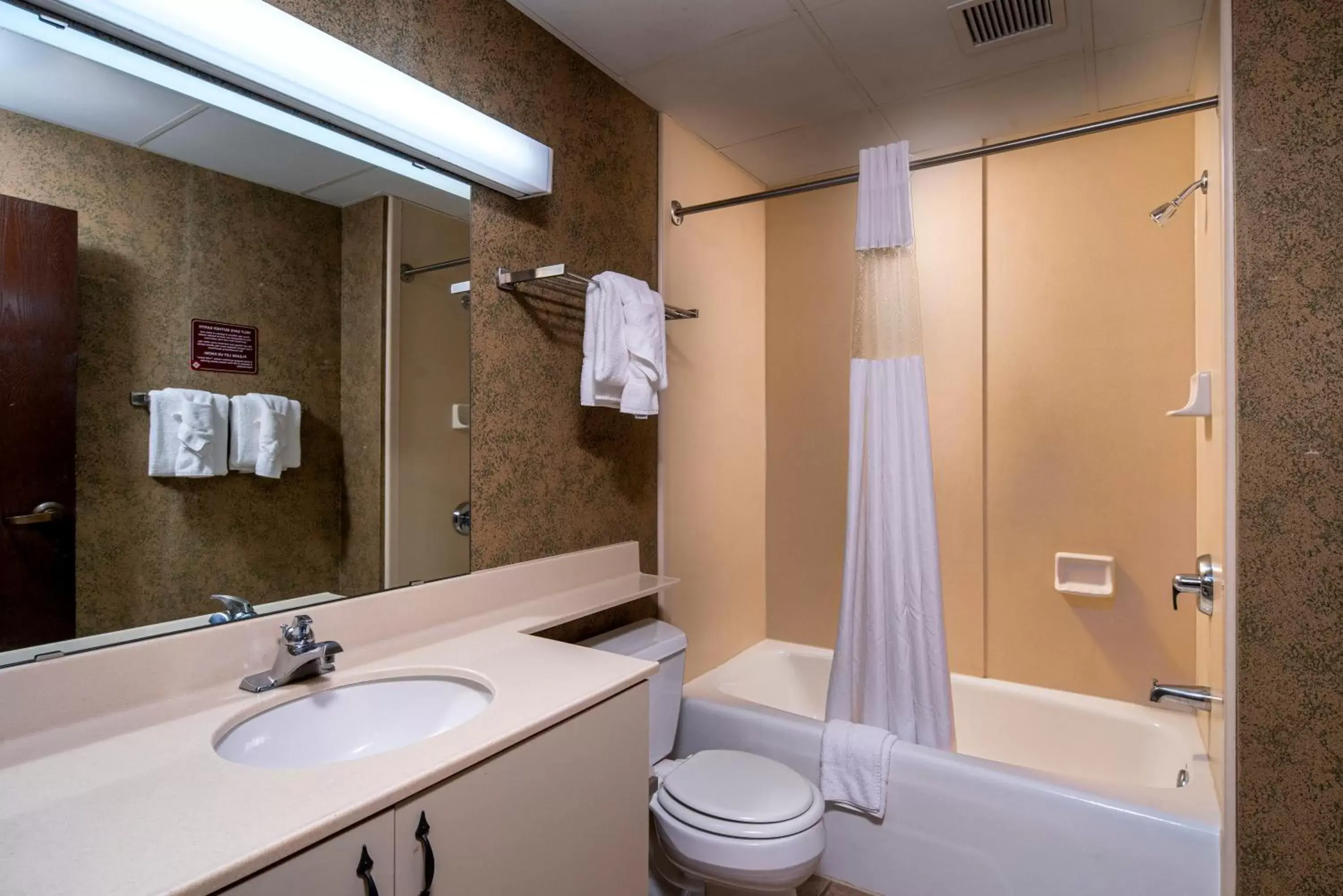 Bathroom in The Suites Hotel at Waterfront Plaza