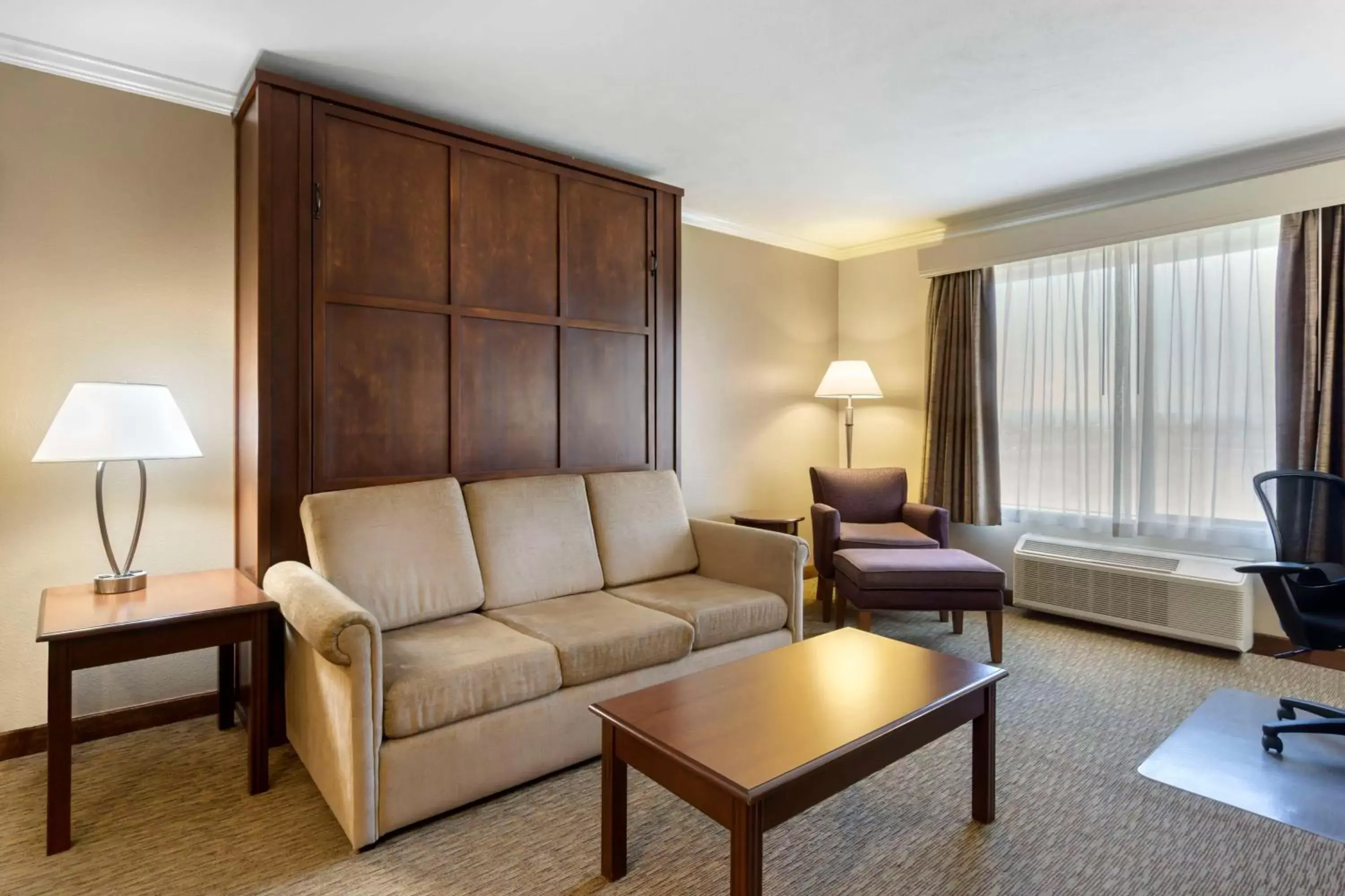 Bedroom, Seating Area in Best Western Plus Grapevine Inn