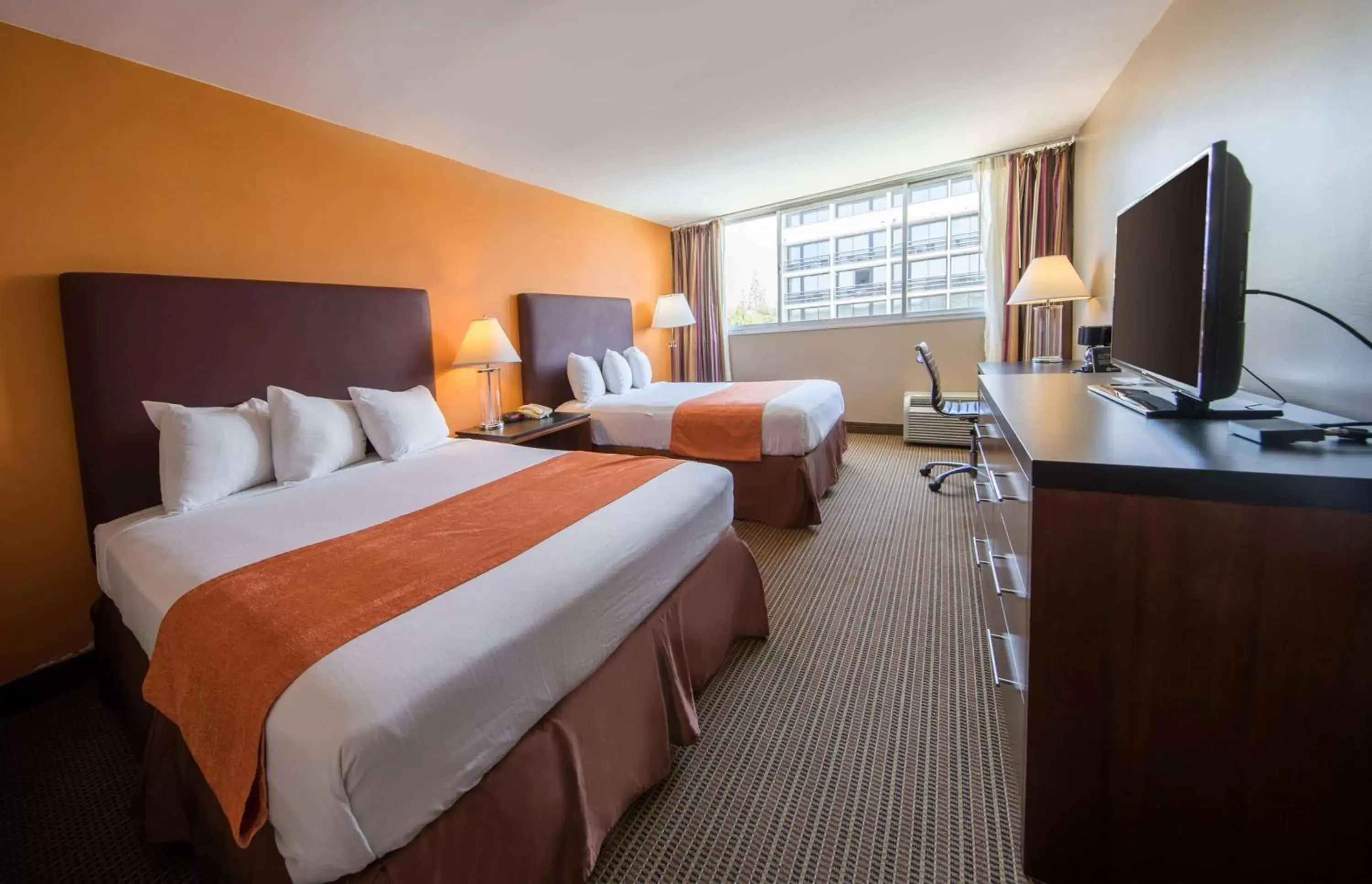 Photo of the whole room, Bed in Howard Johnson by Wyndham Fullerton/Anaheim Conference Cntr