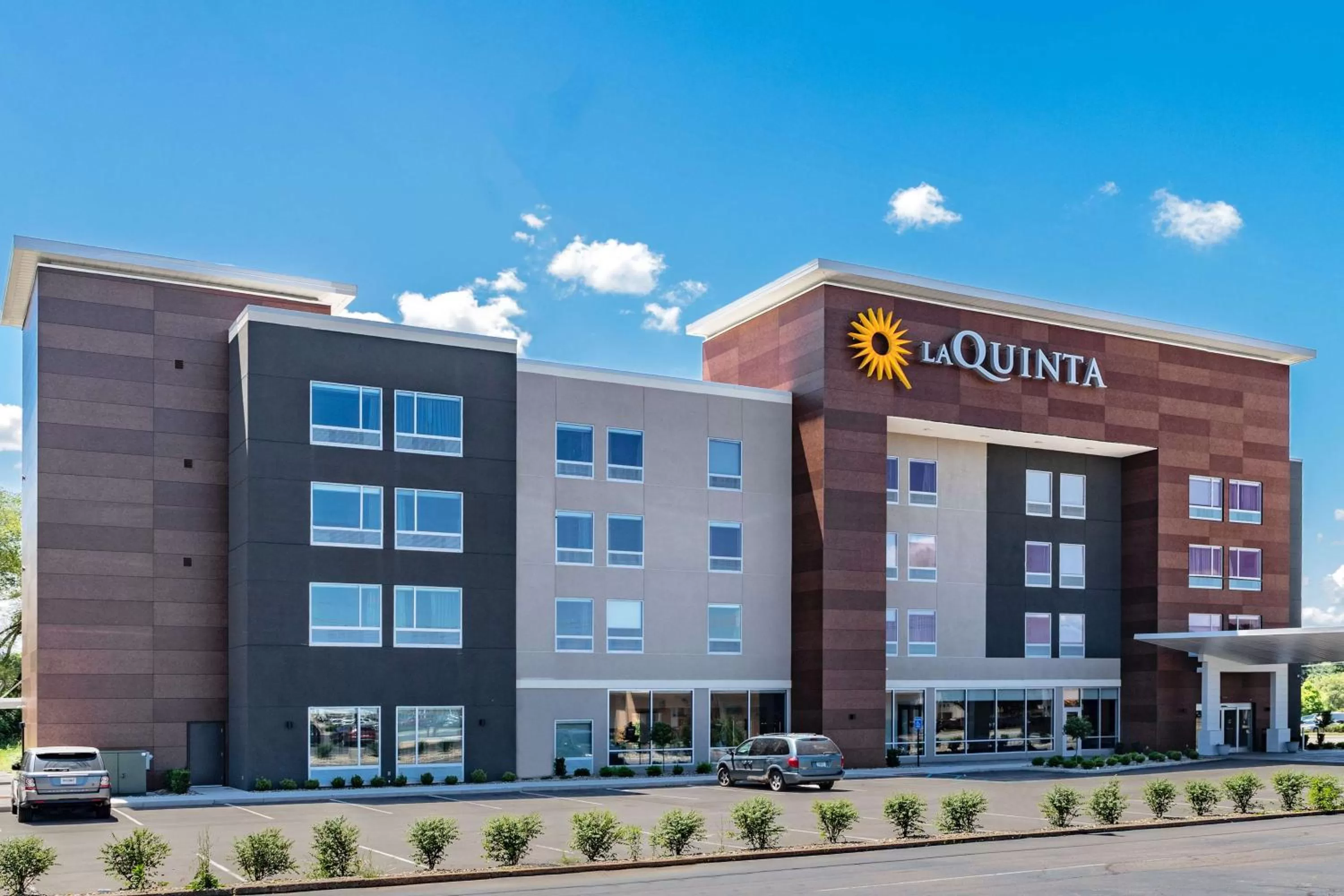 Property building in LaQuinta Suites by Wyndham South Bend Notre Dame Area