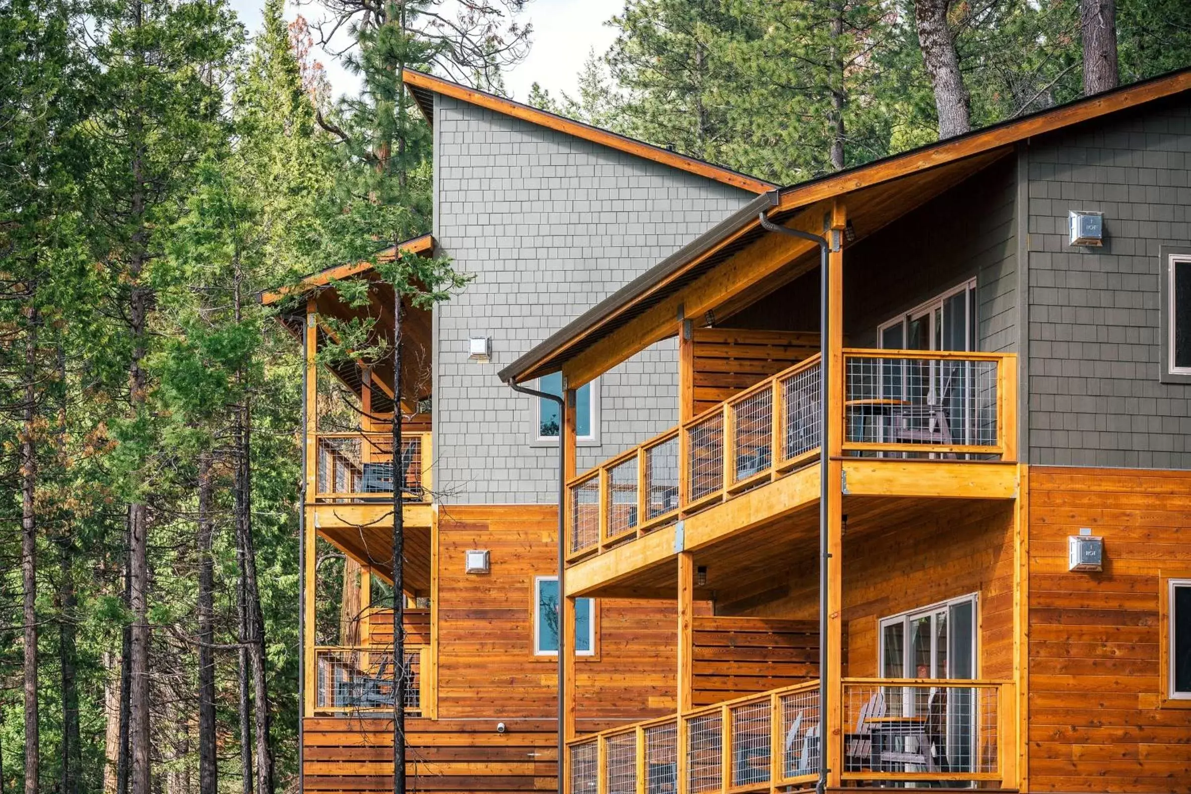 Property Building in Rush Creek Lodge at Yosemite
