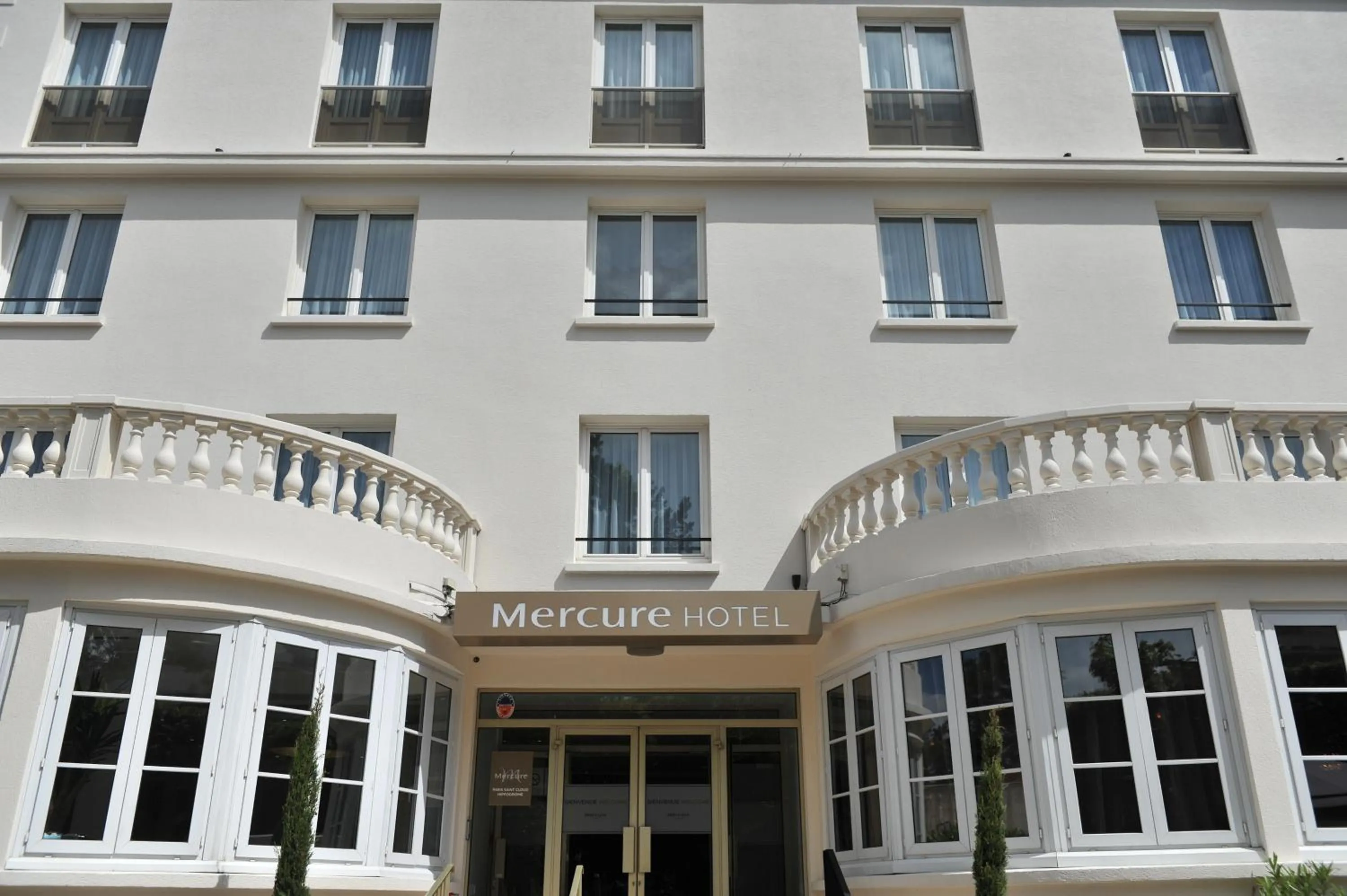 Facade/entrance in Mercure Paris Saint Cloud Hippodrome