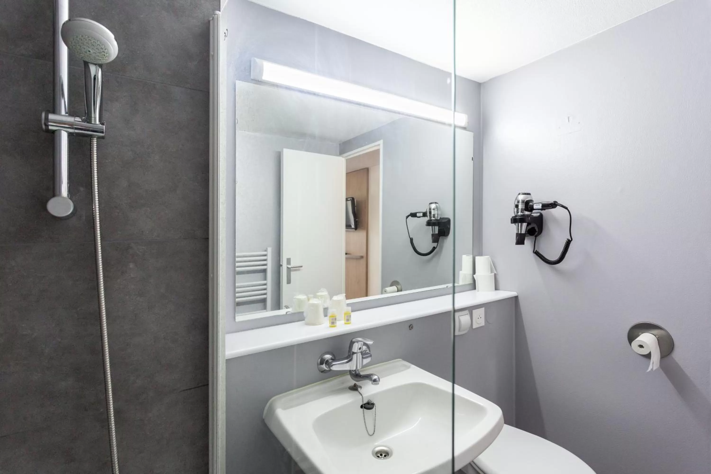 Bathroom in KYRIAD Issoudun