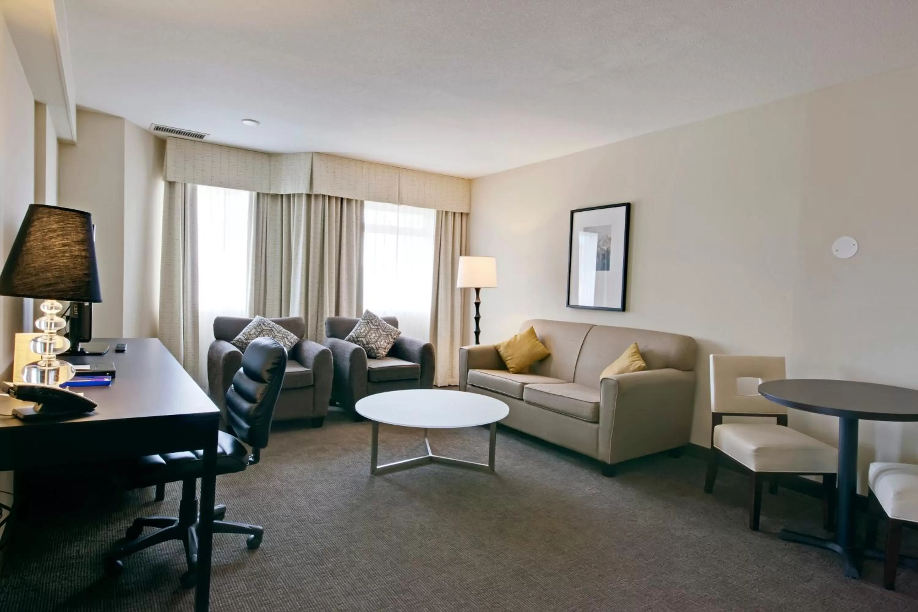 Living room in Coast Kamloops Hotel & Conference Centre