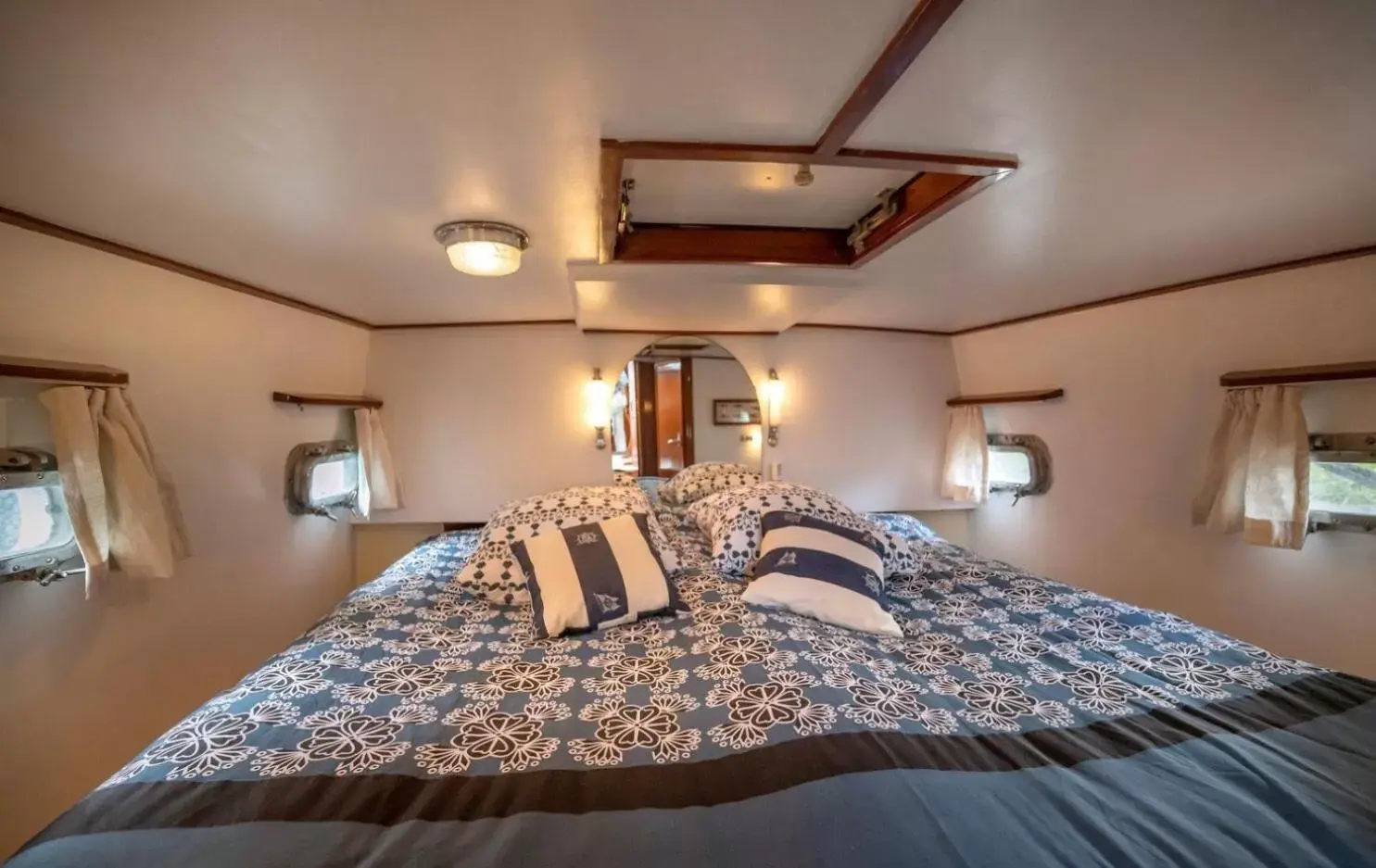 Bedroom, Bed in Sealov- Nuit sur un bateau à quai, halte bucolique entre Pont-Remy et Abbeville